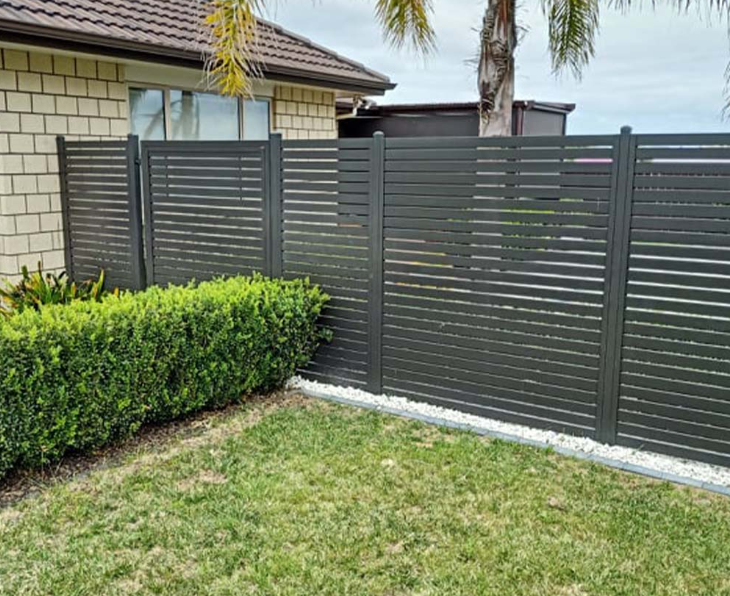 Wholesale cheap outdoor decorative privacy aluminum fence metal horizontal slat garden fence ideas yard  house fence panels