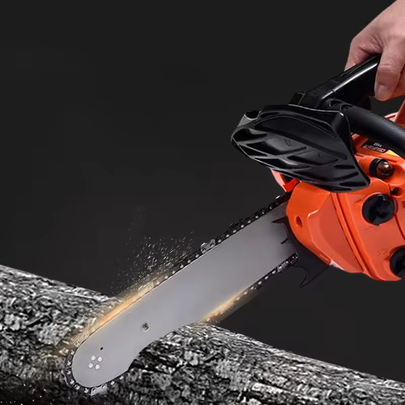 25CC gasoline mini chainsaw machine one hand working