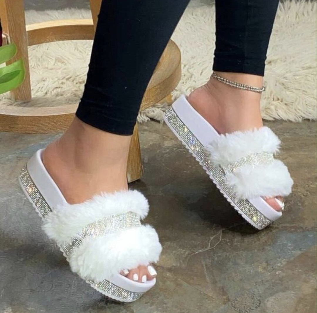 2024 Hotselling Fur Lady Shoes Platform Diamond Designer Slides Plush Thick Sole Bling Slippers Outdoor Women Sandals