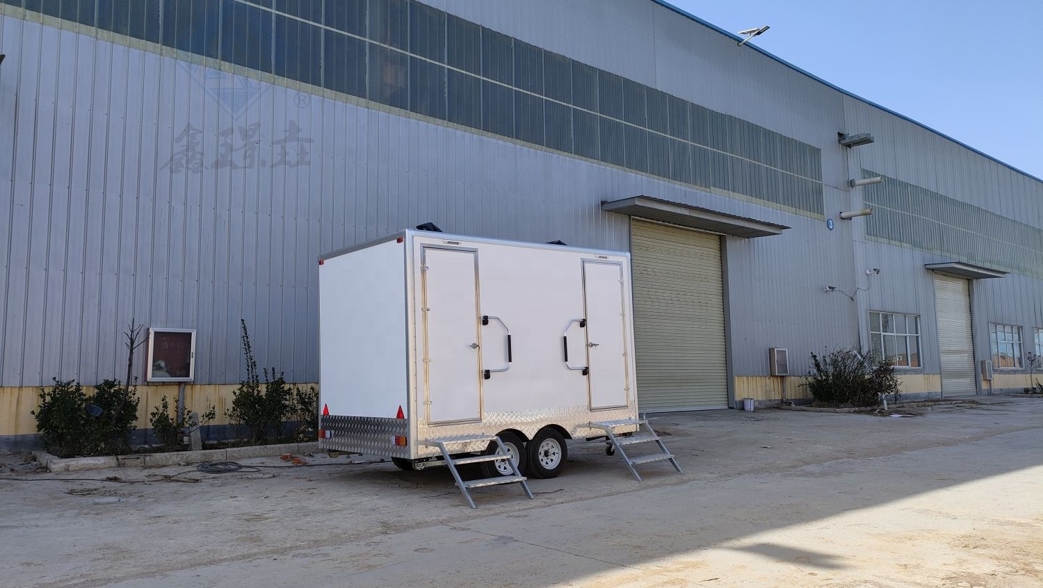 Double Axles 2 Stall Toilet Portable Mobile Toilet Trailer For Sale