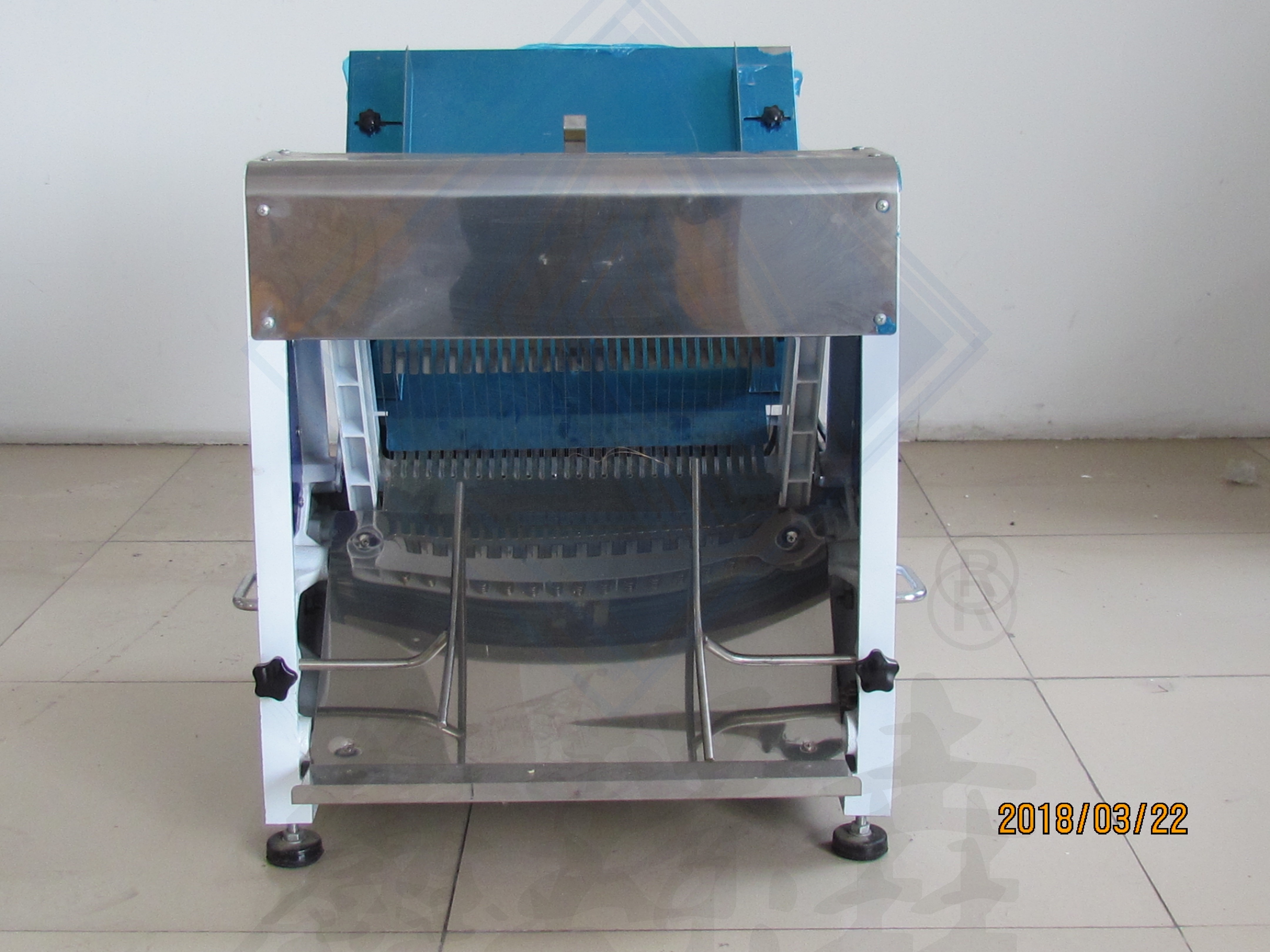 Bread slicer with crumb catcher tray bread cutting bread slicer machine for bakery