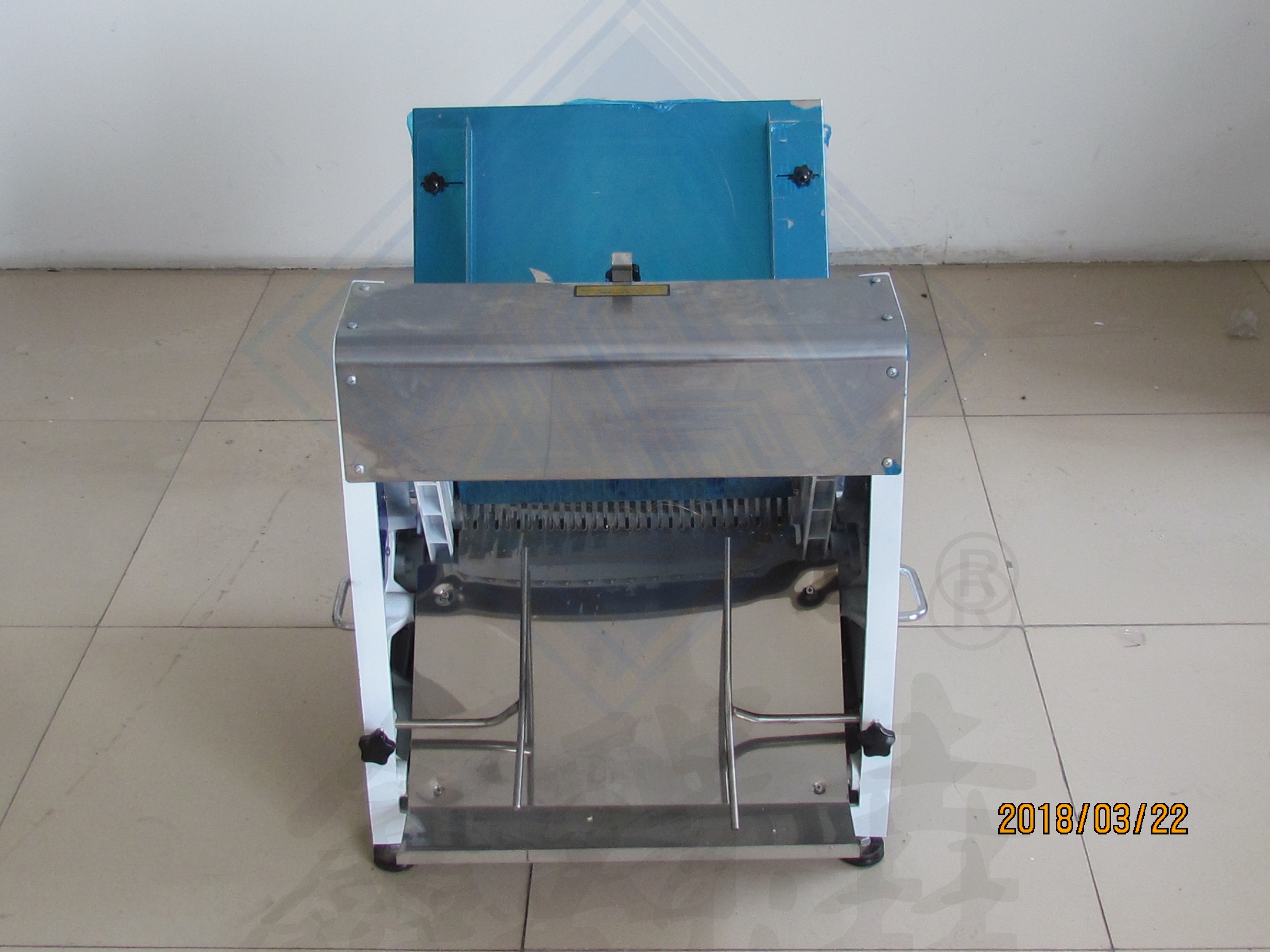 Bread slicer with crumb catcher tray bread cutting bread slicer machine for bakery