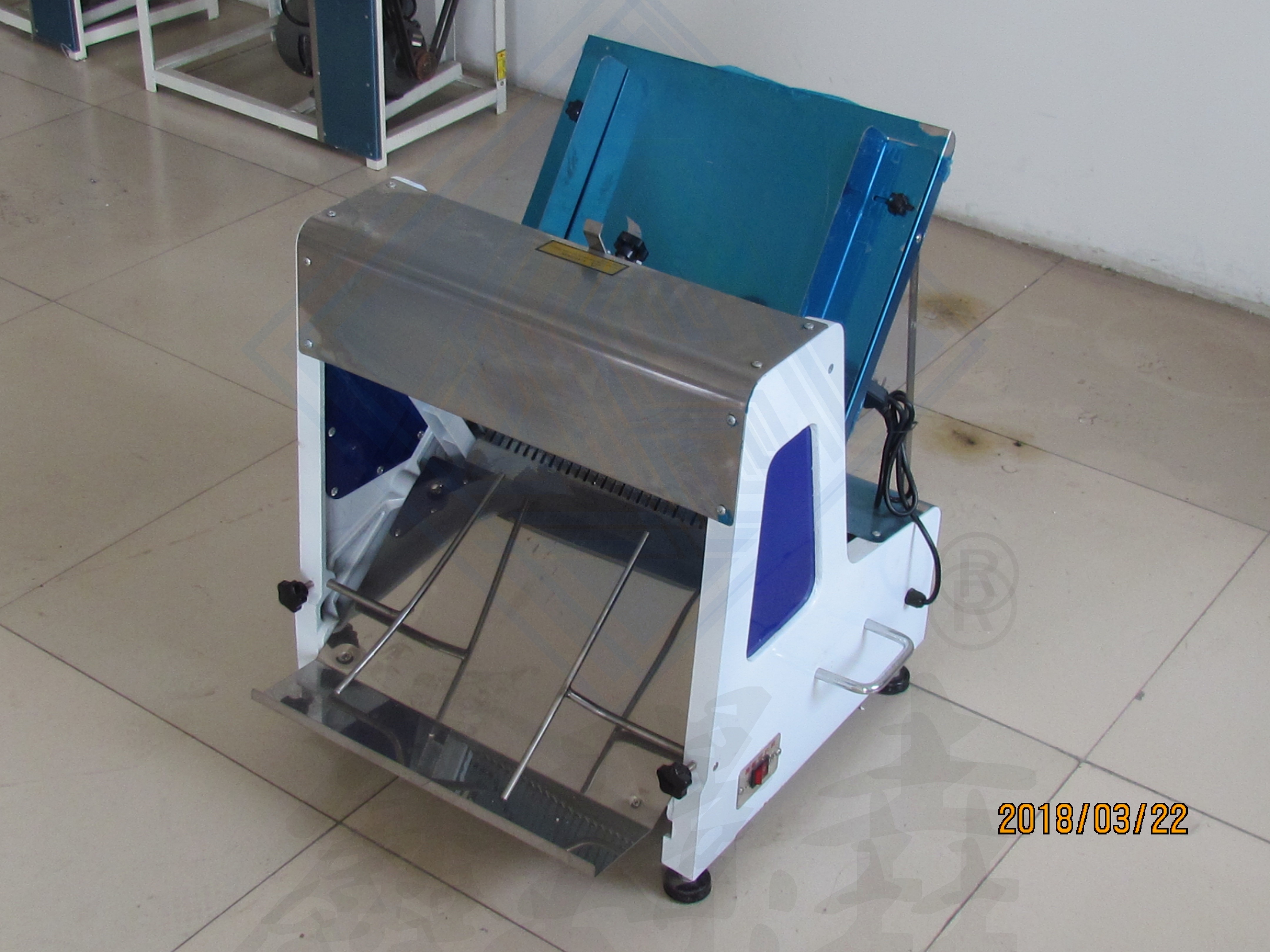 Bread slicer with crumb catcher tray bread cutting bread slicer machine for bakery