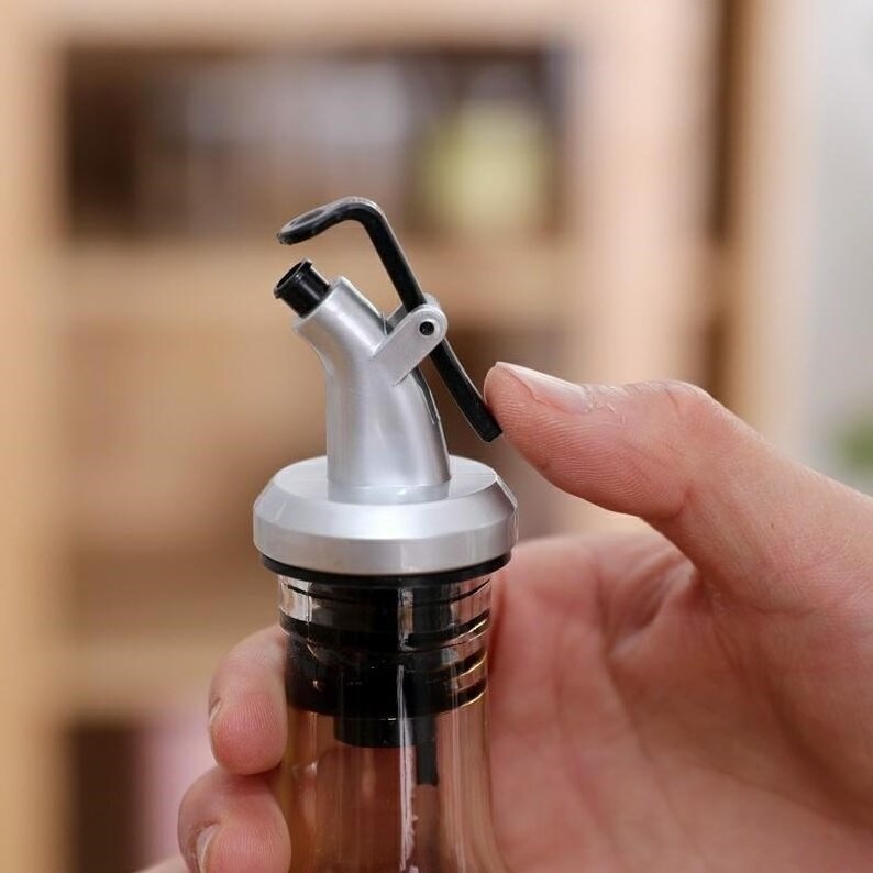 New Arrival Olive Oil Vinegar Bottles Pourer Can Abs Lock Plug Seal Leak-Proof Food Grade Plastic Liquor Dispenser