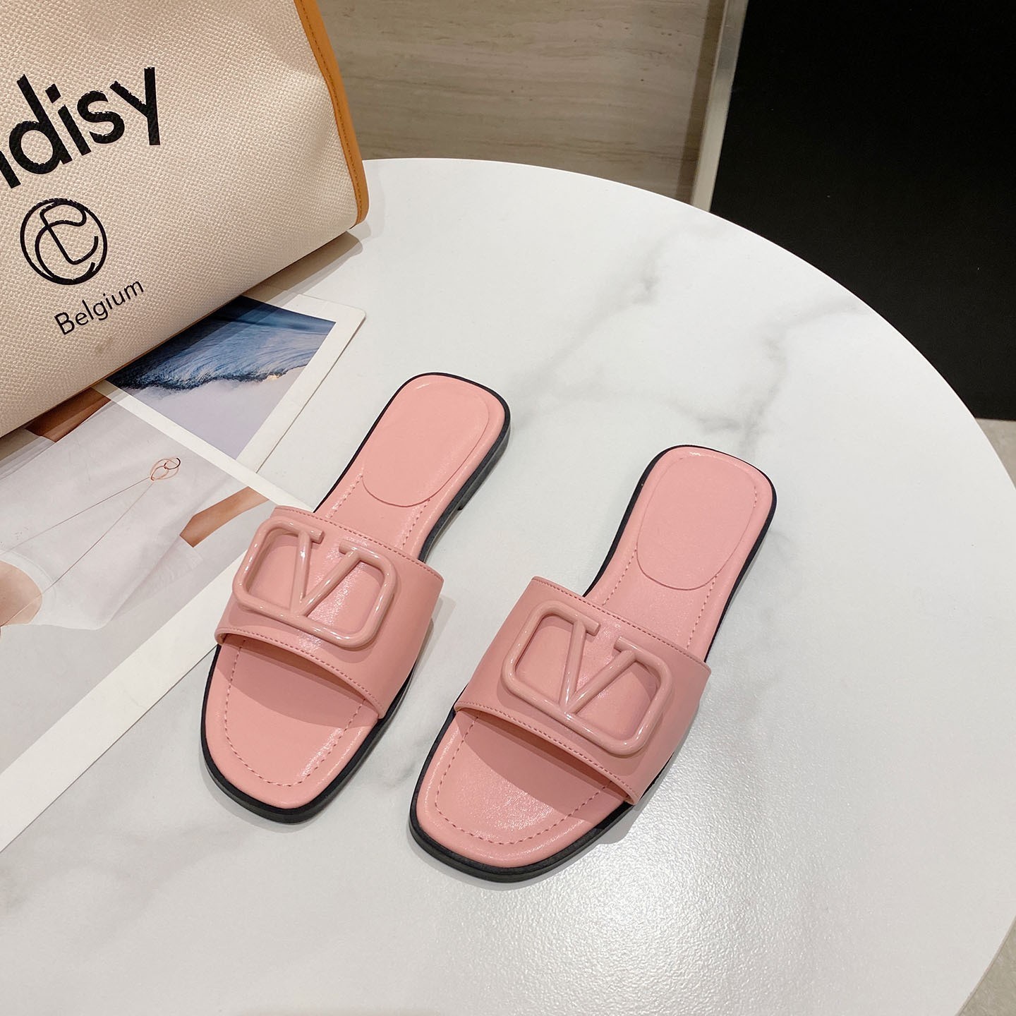 new style  ins open toe flat slippers one-piece chic for girls and ladies 2023 summer flat leather shoes  female flat slippers