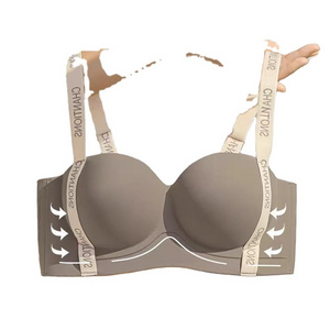 Sexy lingerie women hold up small breasts to make a big non-underwire retraction breast anti-sagging non-trace bra cover