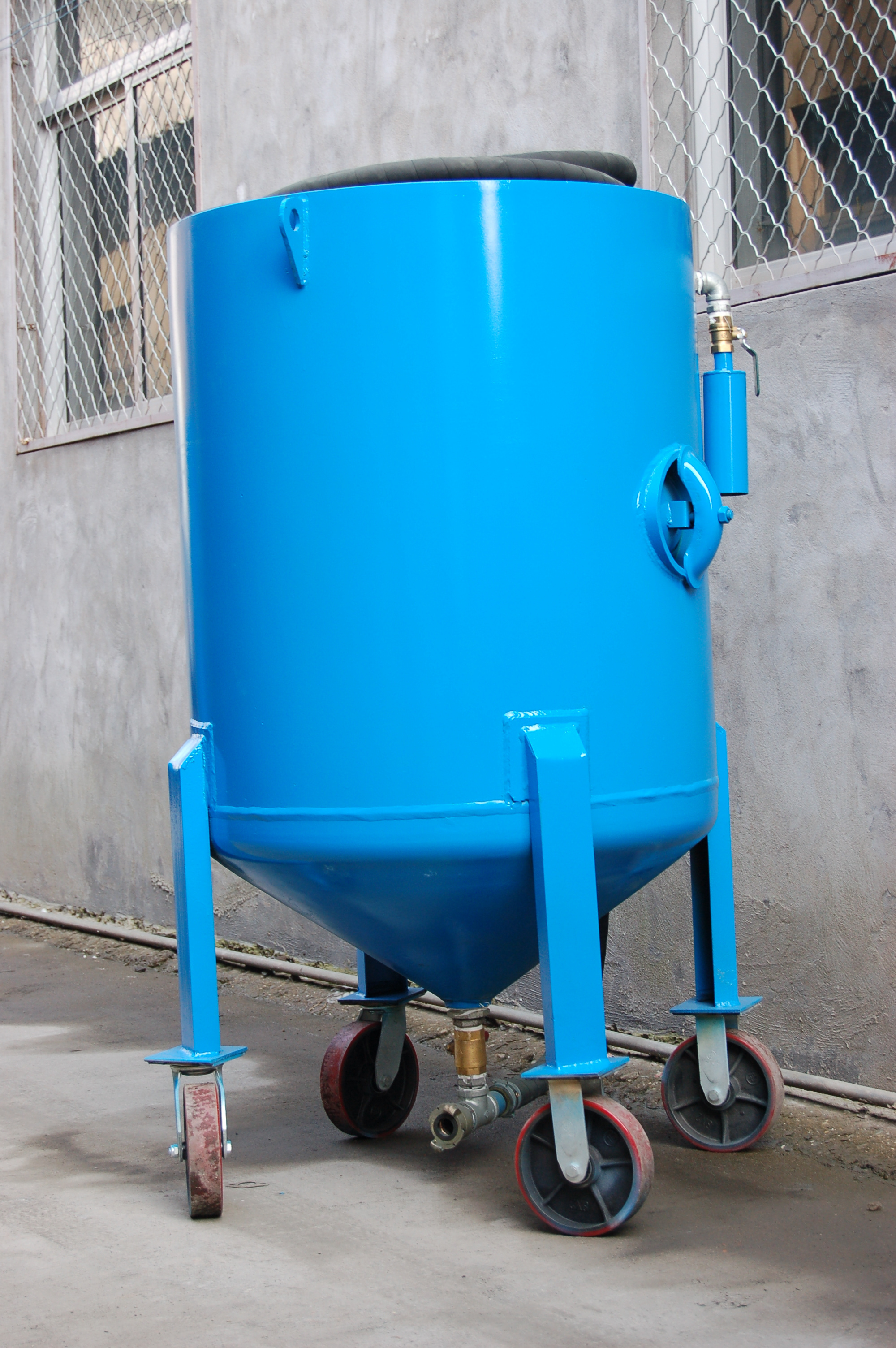 150L industrial sandblasting pot for sale