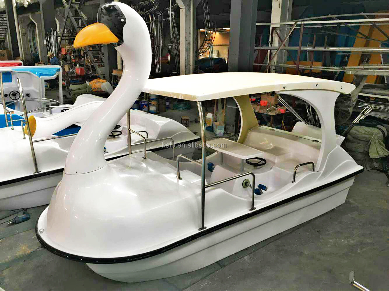 4 person swan pedal boat for amusement park boat