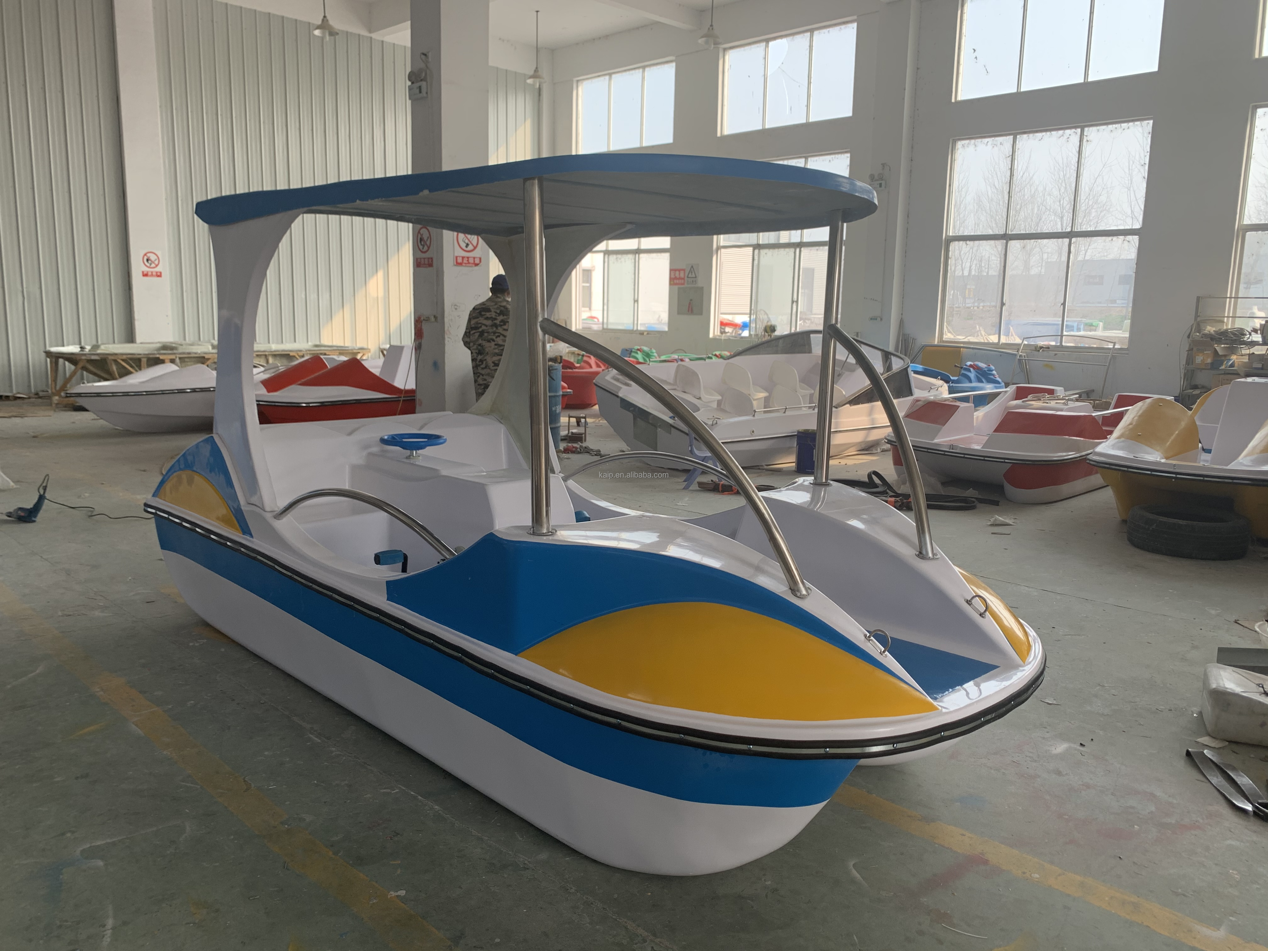 Low-price hot-selling new custom-made electric inflatable boat 4-person fiberglass pedal boat children and adults bumper boat