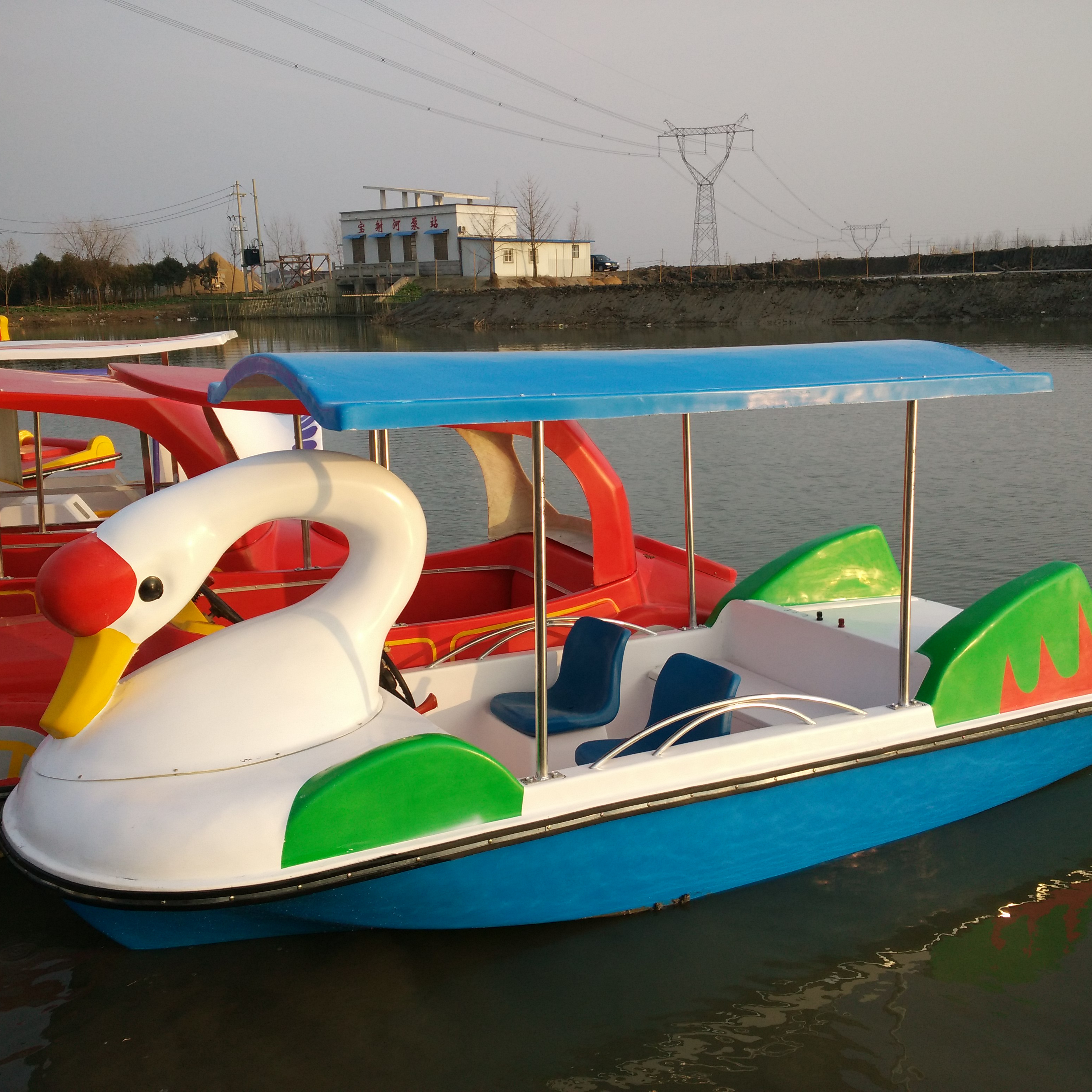 Funny swan model electric boat with 4 seats 4-person swan electric fiberglass boat with 500w power for sale