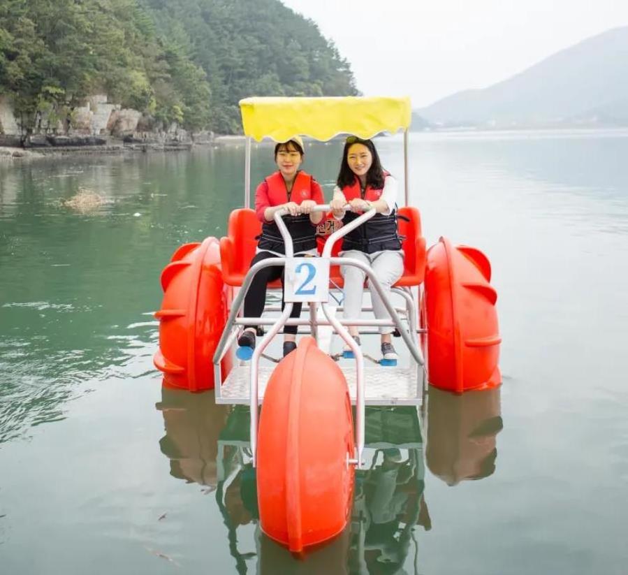 High quality Water Sports Products 3 Big Wheels Pedal Boats Tricycle Bike For Sale