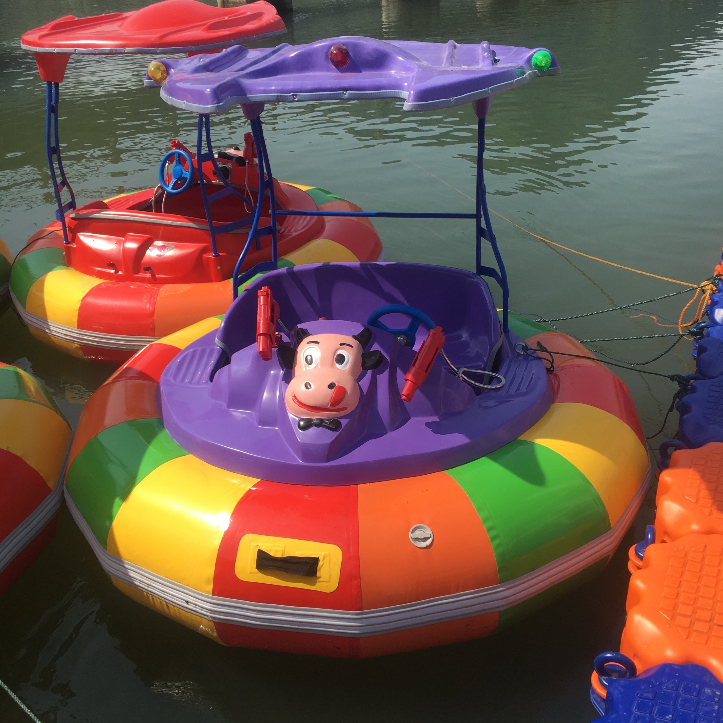 inflatable round bases bass bumper boat with water gun for Kids amusement water park