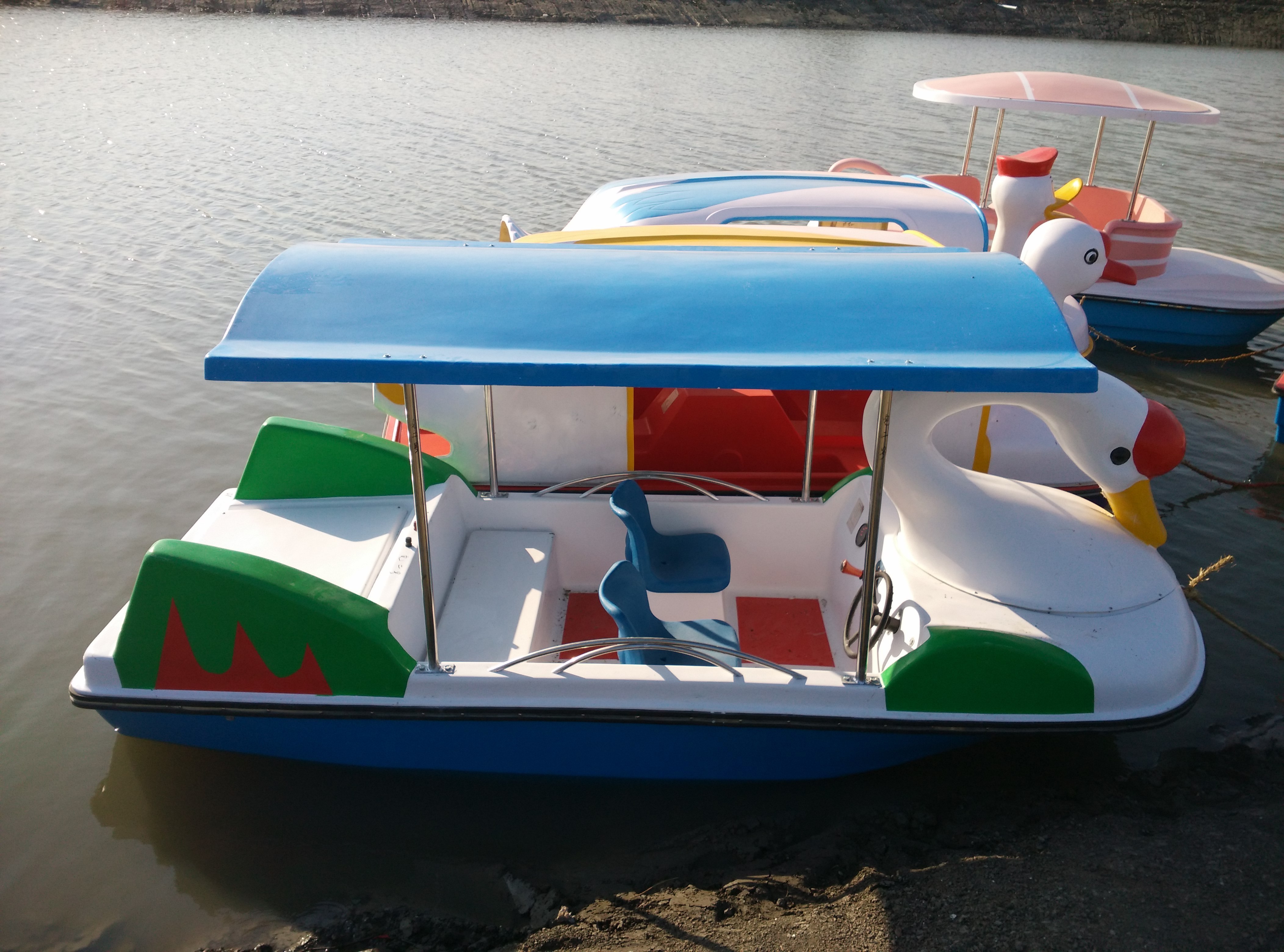 Funny swan model electric boat with 4 seats 4-person swan electric fiberglass boat with 500w power for sale