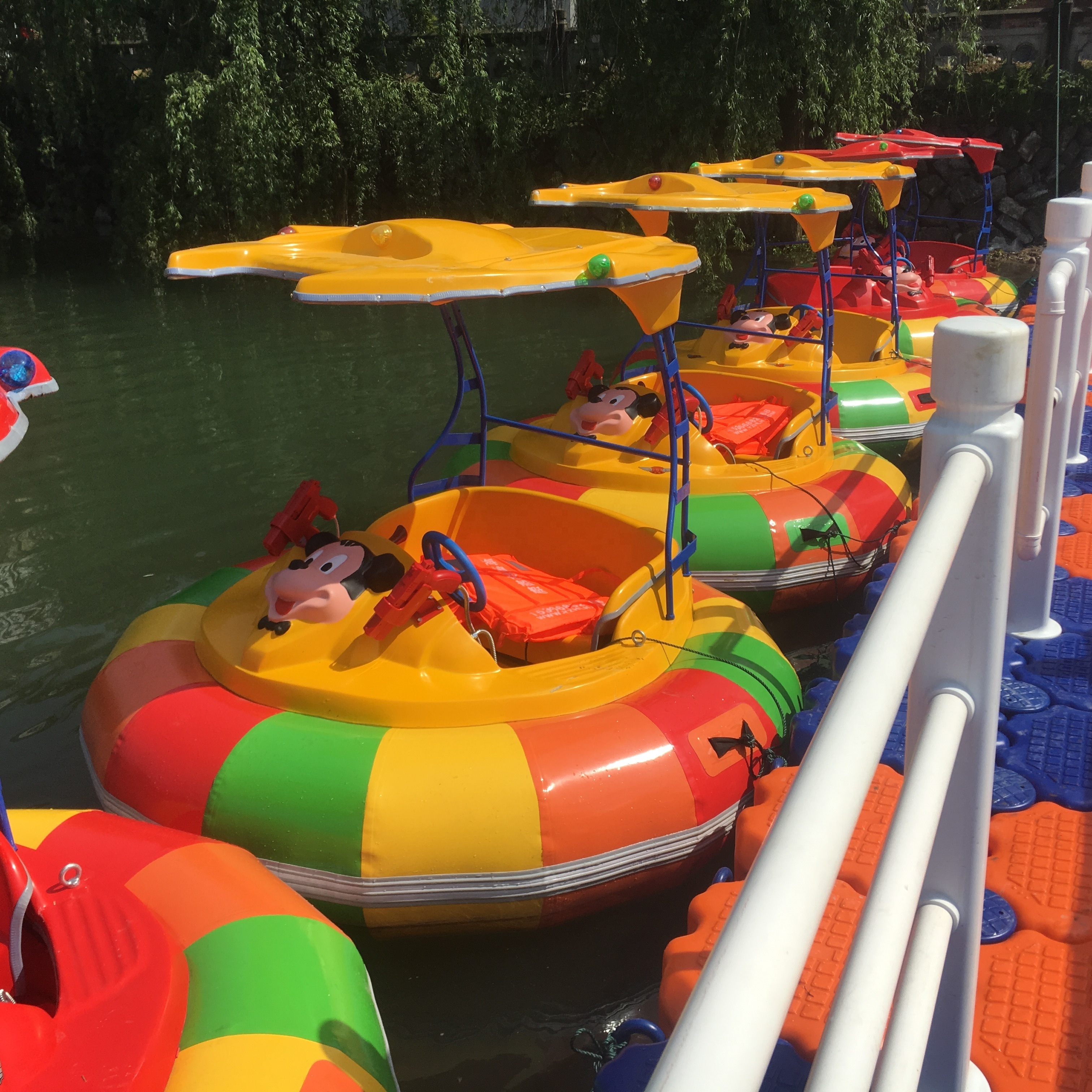 inflatable round bases bass bumper boat with water gun for Kids amusement water park