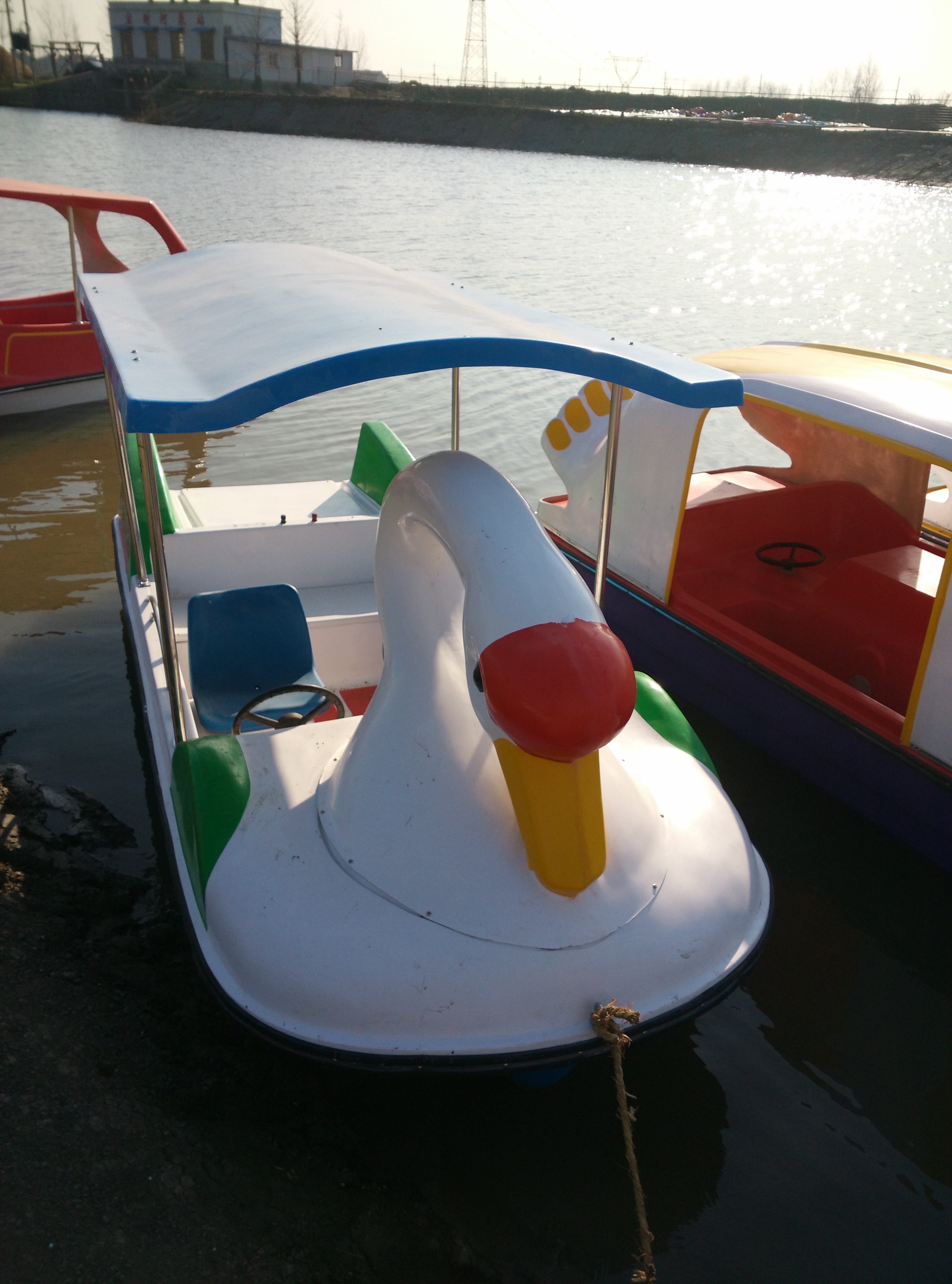 Funny swan model electric boat with 4 seats 4-person swan electric fiberglass boat with 500w power for sale