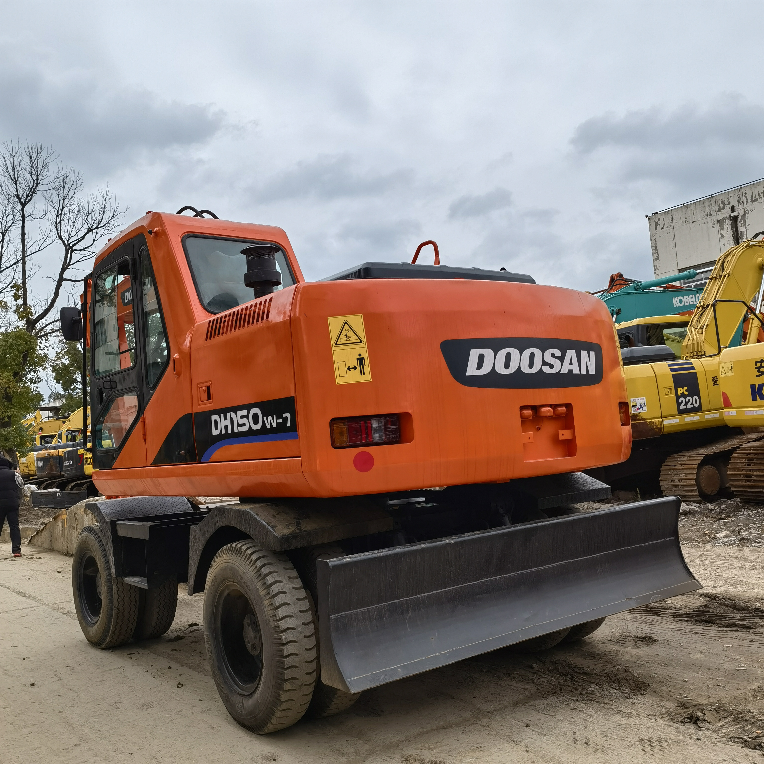 For sale used Korea Doosan DH150W-7 excavator Doosan 15 tons Wheel excavator