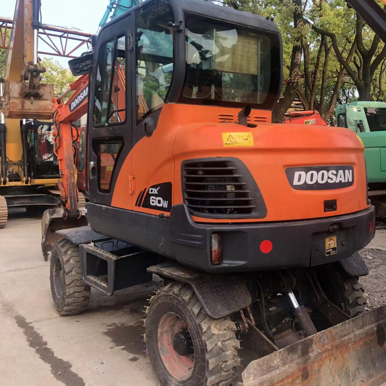 Used Doosan DX60 excavator, Doosan DX60W DX55W hydraulic mini wheel excavator with dozer, Doosan mini excavator hot sale