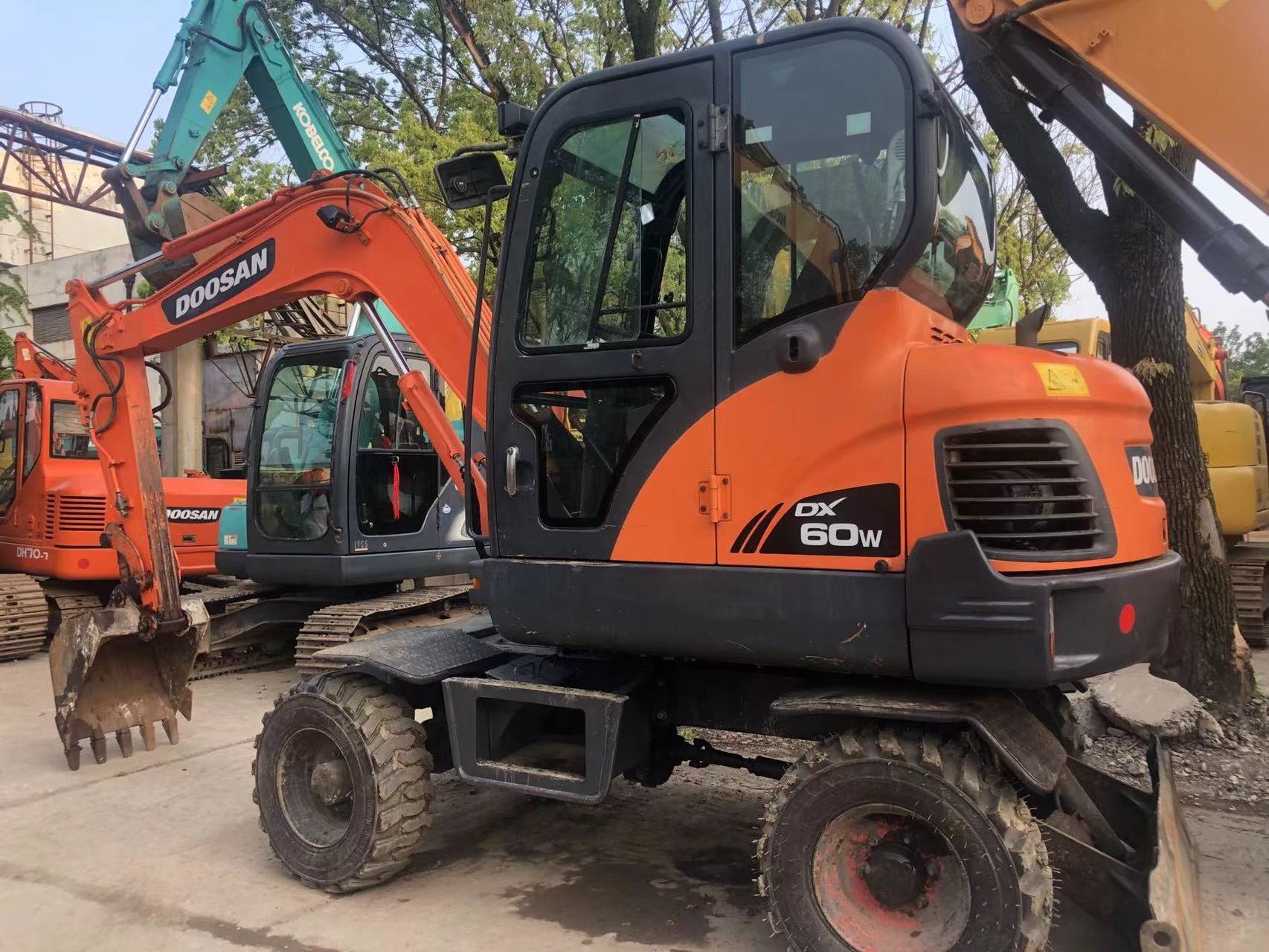 Used Doosan DX60 excavator, Doosan DX60W DX55W hydraulic mini wheel excavator with dozer, Doosan mini excavator hot sale