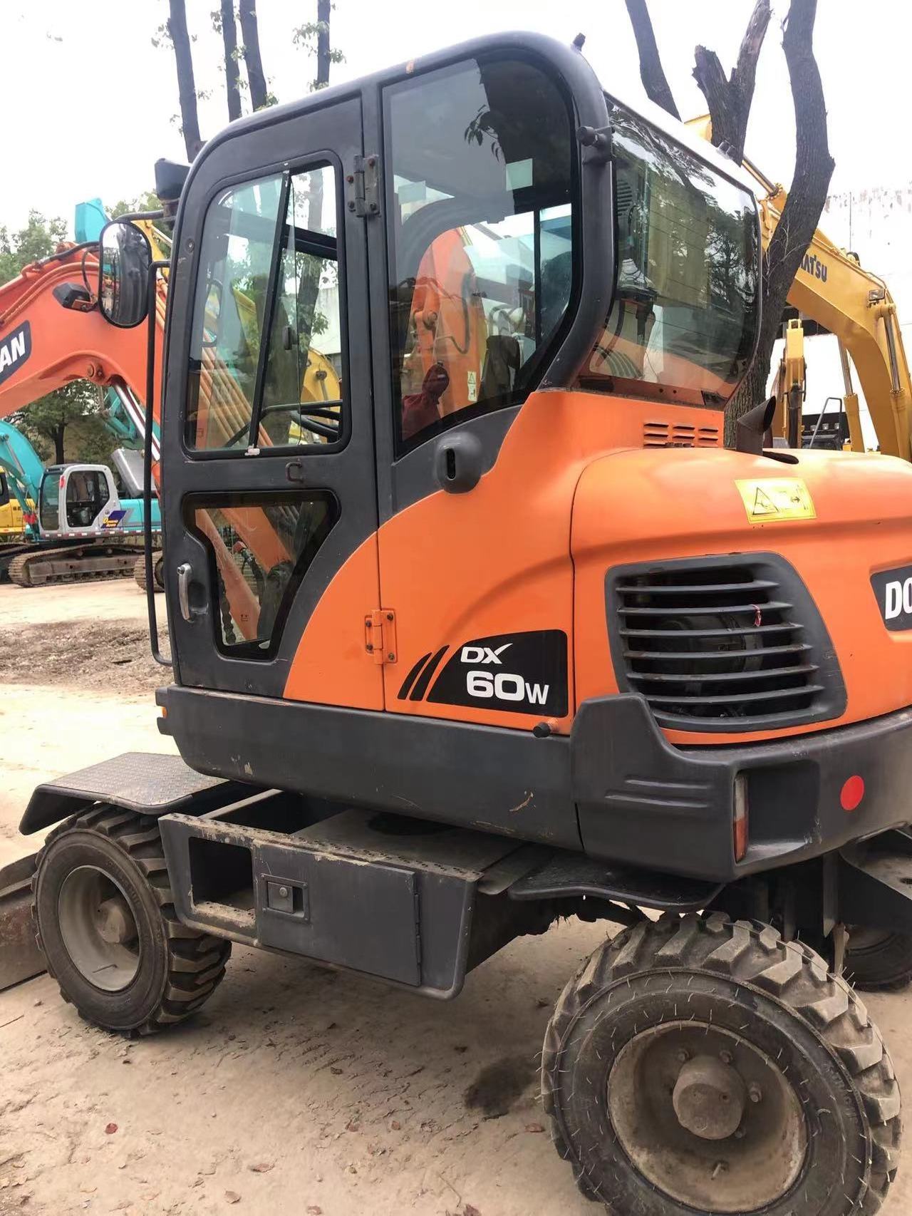 Used Doosan DX60 excavator, Doosan DX60W DX55W hydraulic mini wheel excavator with dozer, Doosan mini excavator hot sale