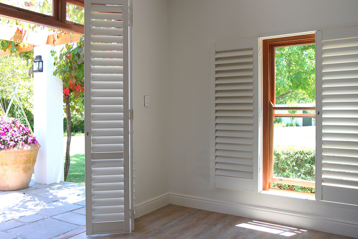 KAKADU Aluminum Plantation Shutter Factory Customized Residential House Window Sun Shade Motorized Ventilated Louvers Panel