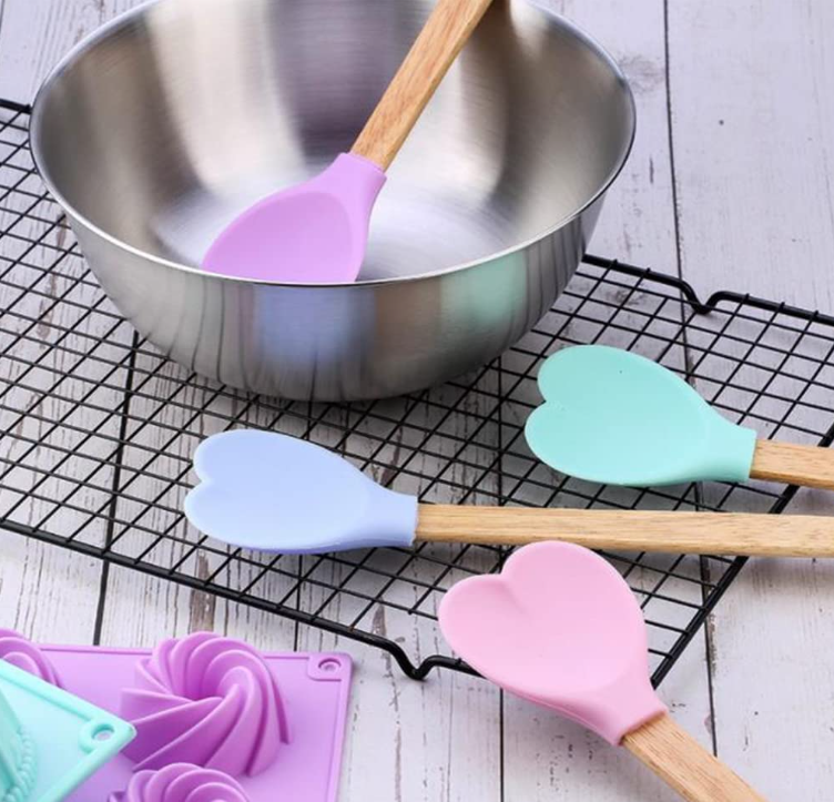 Cheap Valentine's day Heart Shaped Silicone Spatula With Wooden Handle For Baking, Stirring Pastry, Kitchen Utensil