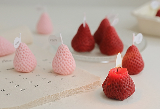 Strawberry scented Candle New Year gift with soybean wax cute creative hand simulation modeling scented candle gift box