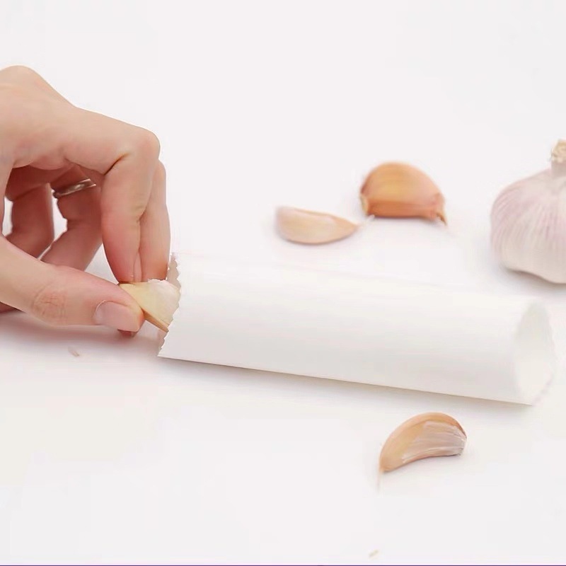 Wholesale BPA free food grade skin remove roller keeper easy roller peeling tube useful kitchen tool silicone garlic peeler