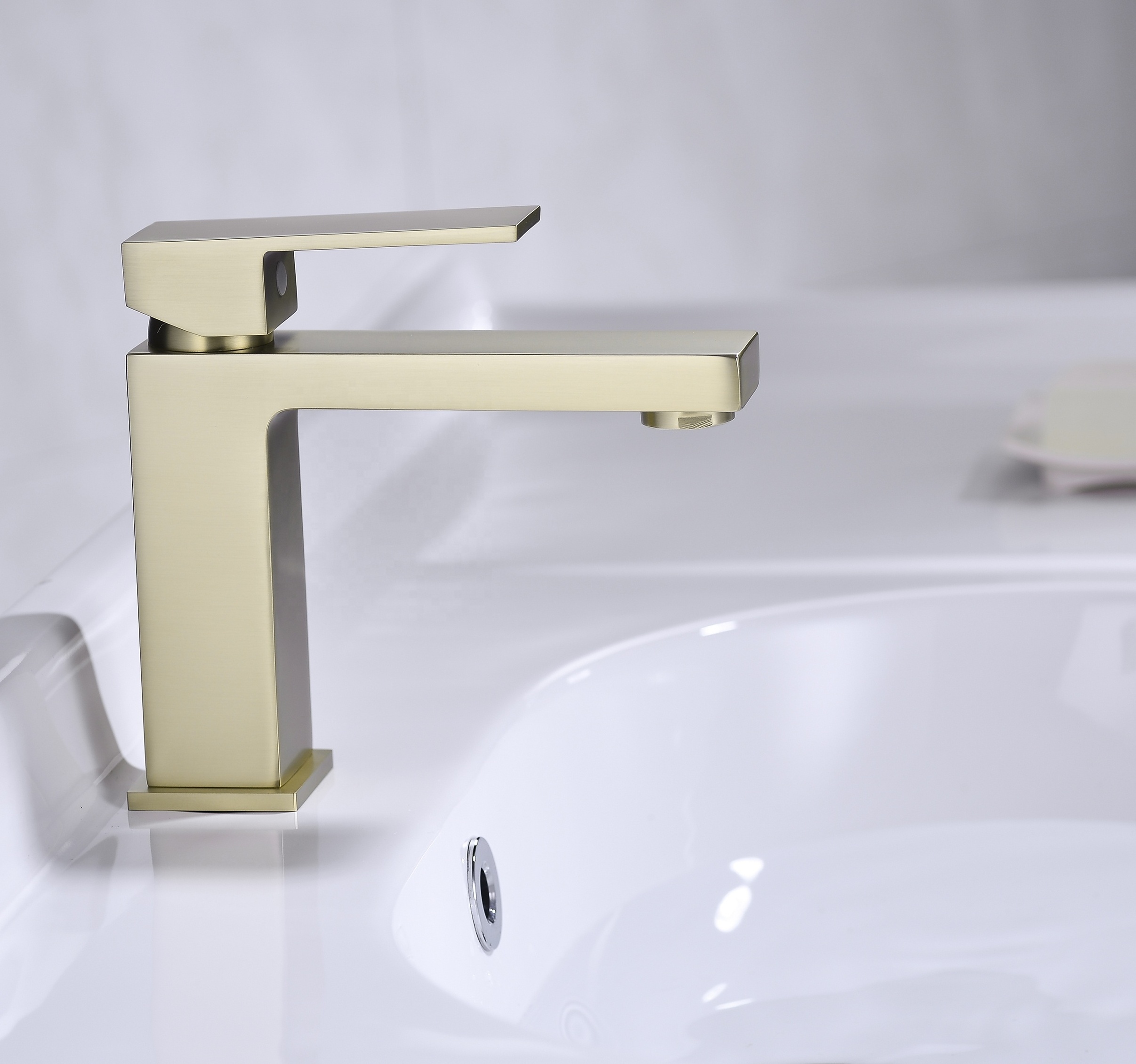 High Quality Deck Mounted Brass Brushed Gold Taps Basin Faucet Single Handle Mixer Basin Water Faucet For Bathroom