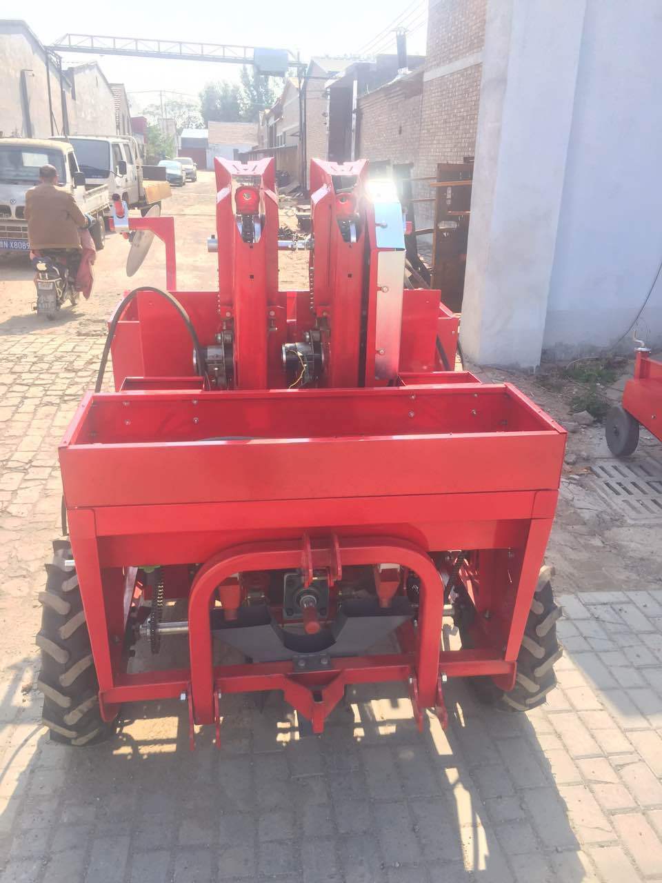 Agricultural professional potato planter rear-mounted tractor planter single-row double-row potato planter