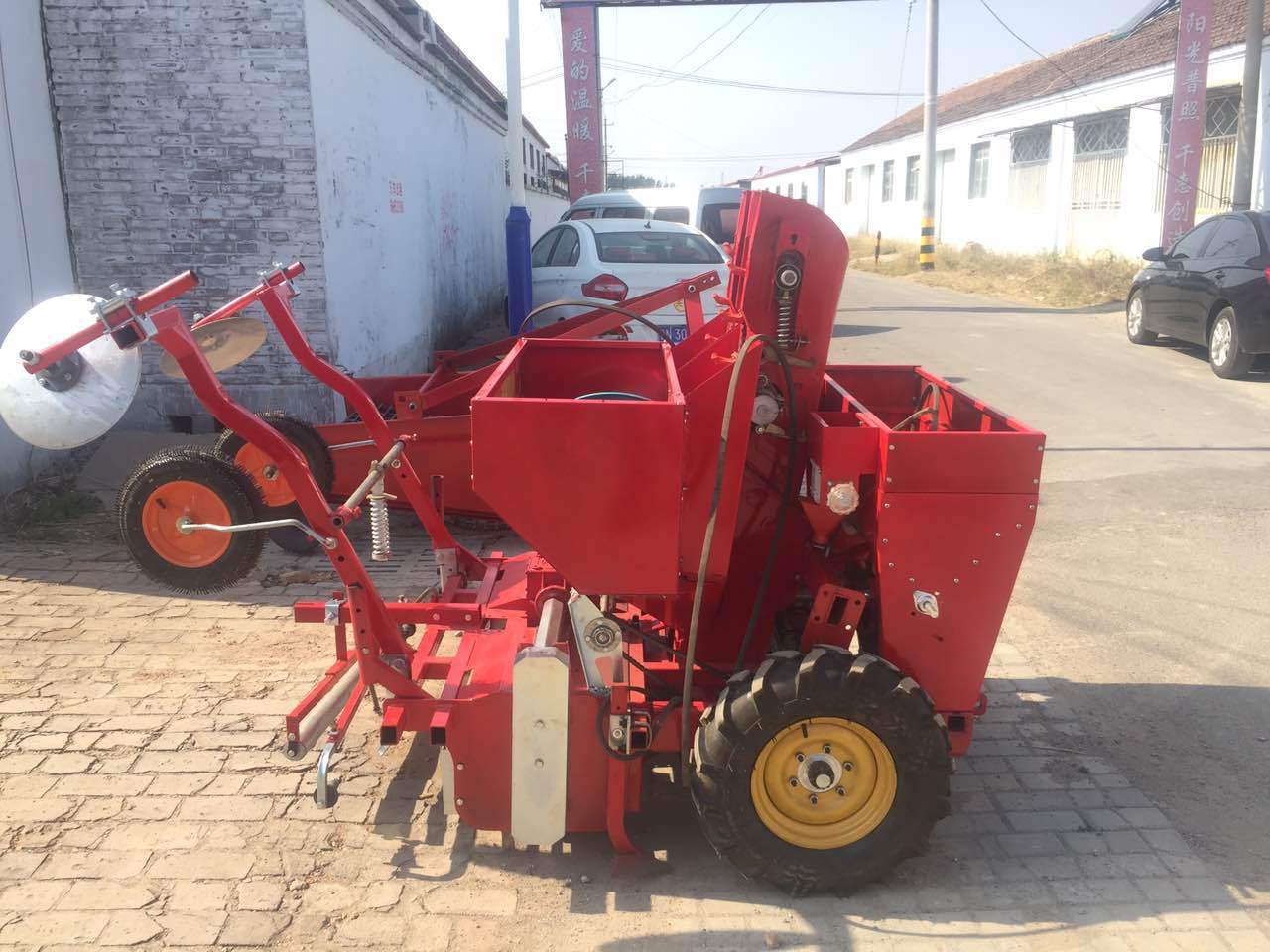 Agricultural professional potato planter rear-mounted tractor planter single-row double-row potato planter