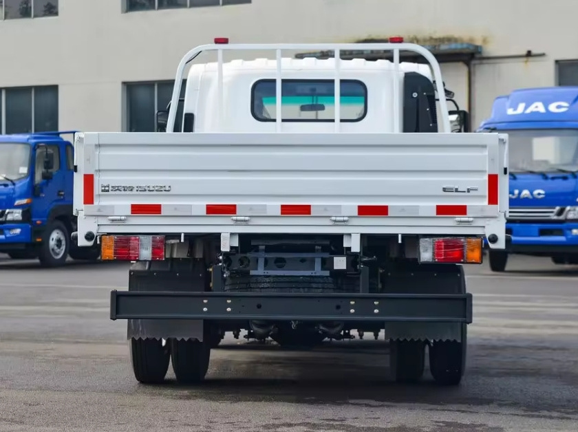 isuzu cargo truck  4*2 6 wheels isuzu camion good price 1-4 ton left hand drive truck for transporting fruit moving