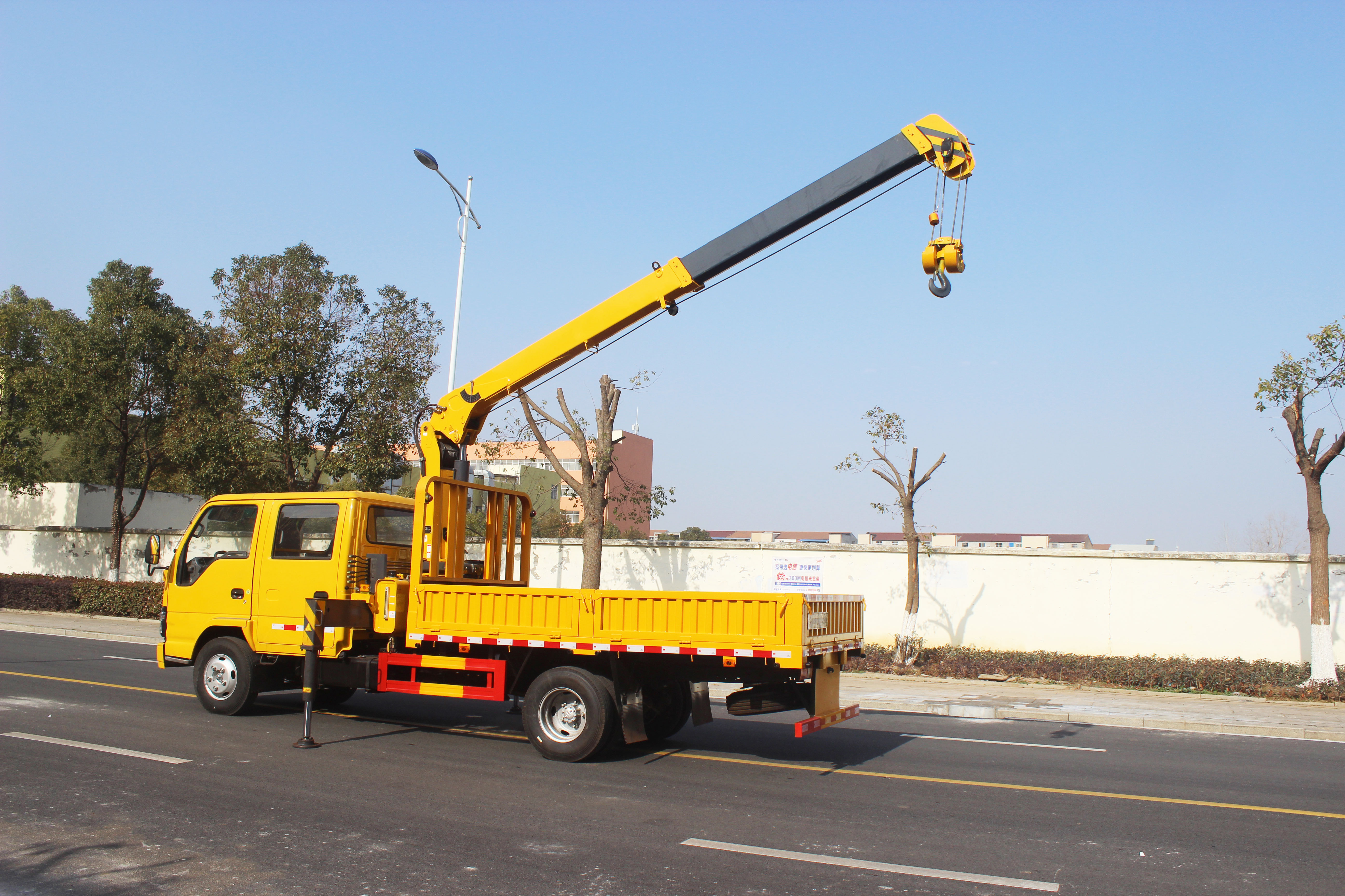 ISUZU 4*2  Truck-mounted Crane Popular telescopic 3.2 ton 6.8m mini  mounted crane trailer truck 120hp diesel for sale