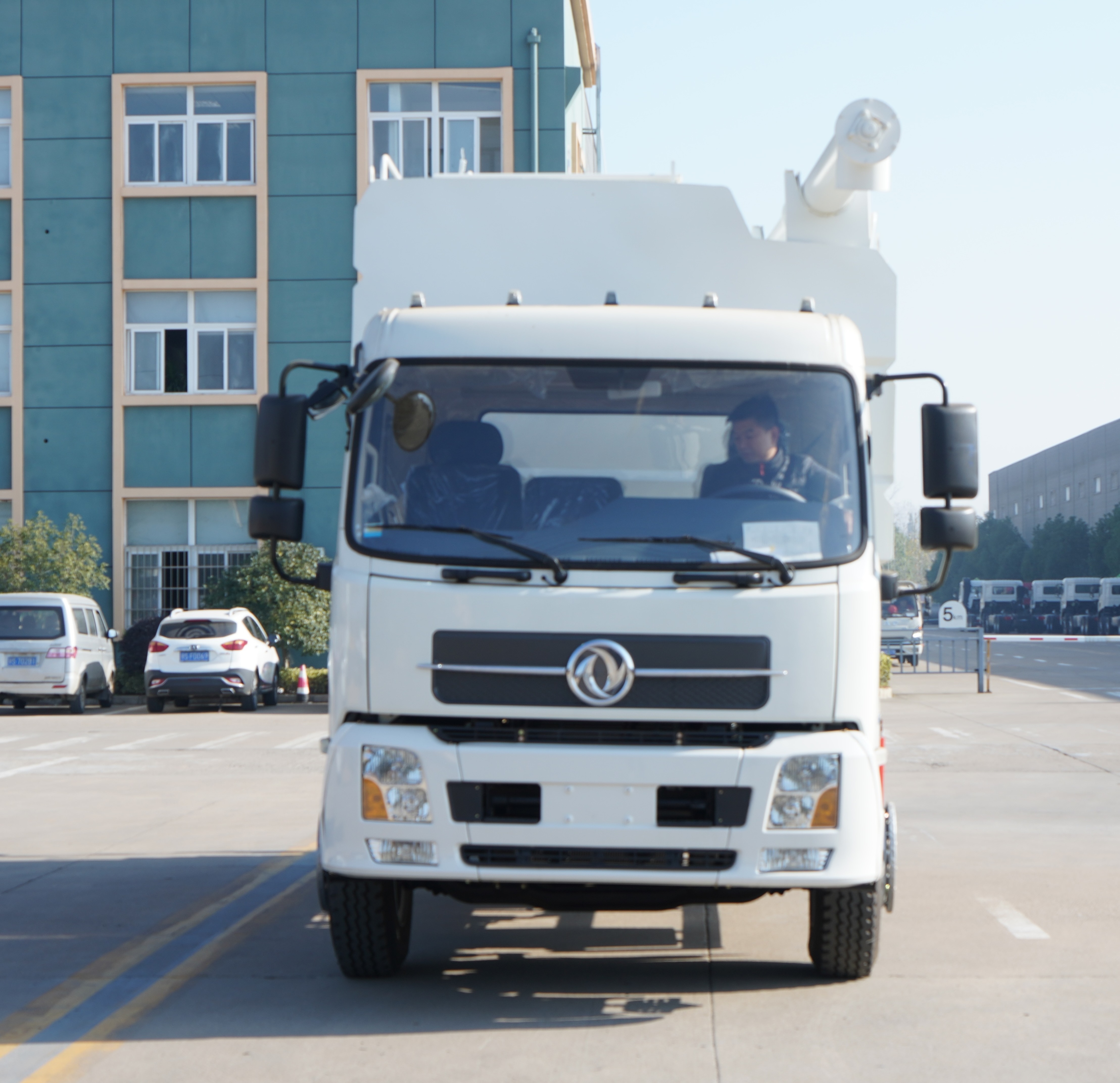 Dongfeng 4*2 Cummins engine cement bulk feed truck 25cbm tank capacity  3 warehouses for delivery animal feed  wood pellets