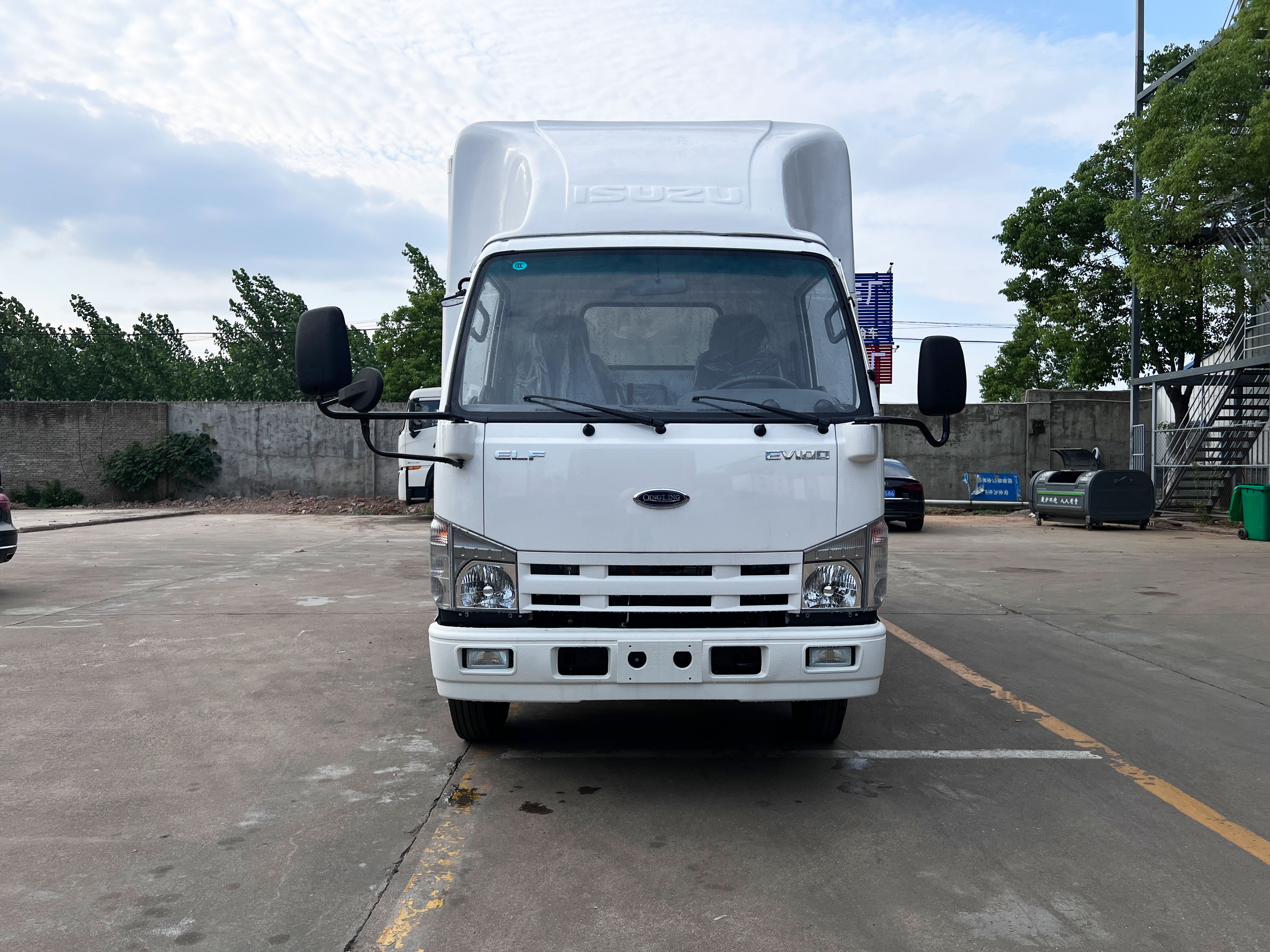 Isuzu 4X2  3 tons Electric chassis Refrigerated Van Freezer Truck  Refrigerator Truck