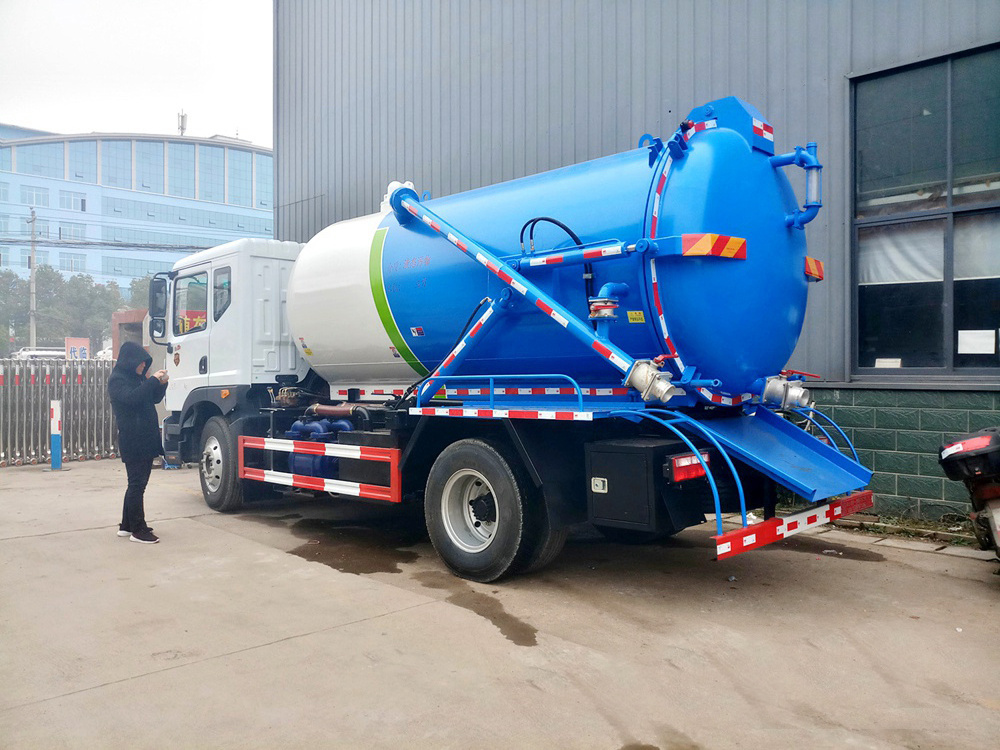 4X2 Dongfeng D9 15cbm Vacuum Sewage Suction Truck Sewer Tank Truck Septic Tank Truck with High Pressure Water Cleaning