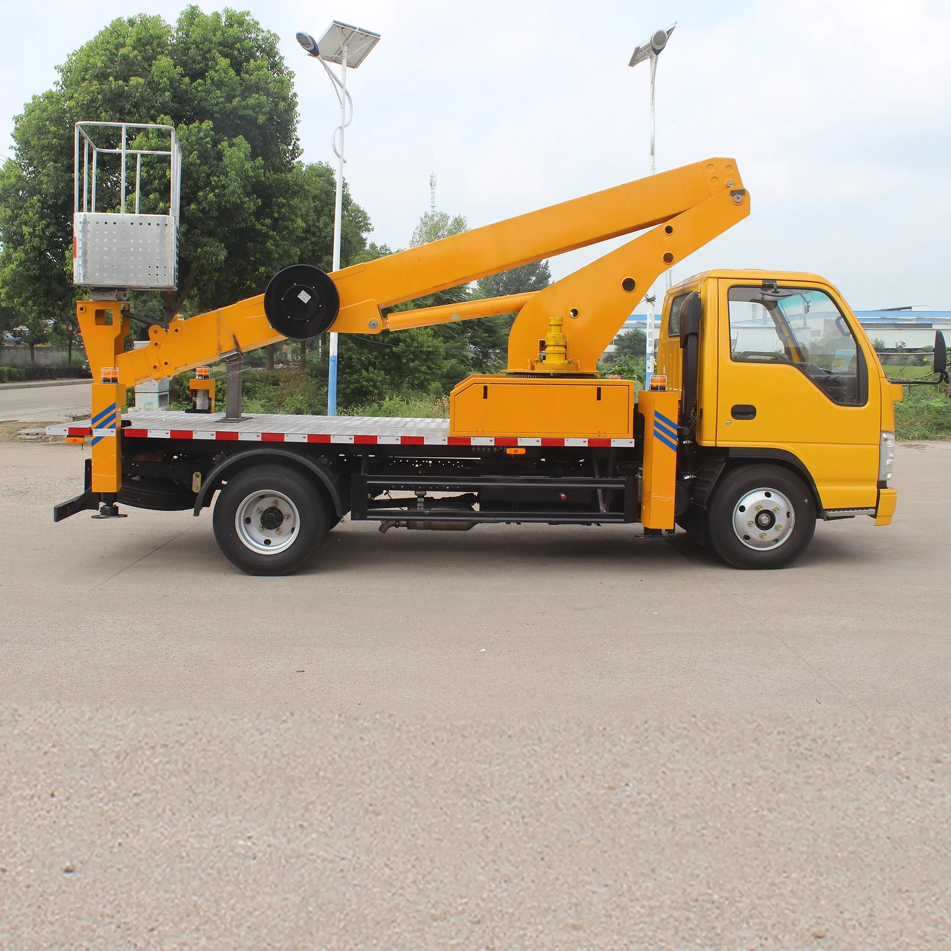 ISUZU 4x2 Bucket Truck Aerial Working Platform Truck Mounted High Altitude Operation Truck For Street Light Maintenance