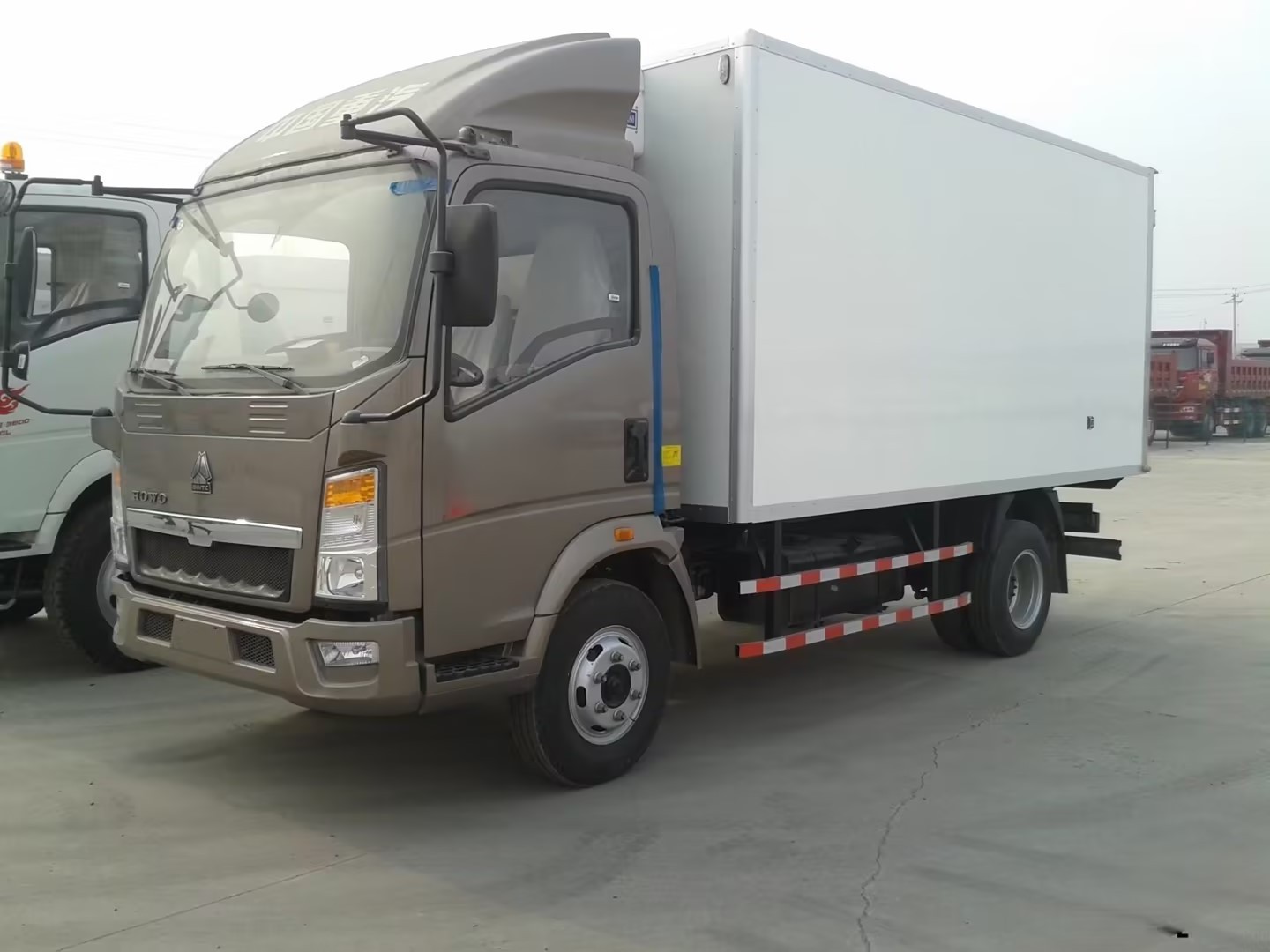 China Sinotruk/HOWO 4X2 5 Ton Carrier Freezer Cooling Cargo Van/Light/Lorry/Food/Freezer/Refrigerator Vehicle/