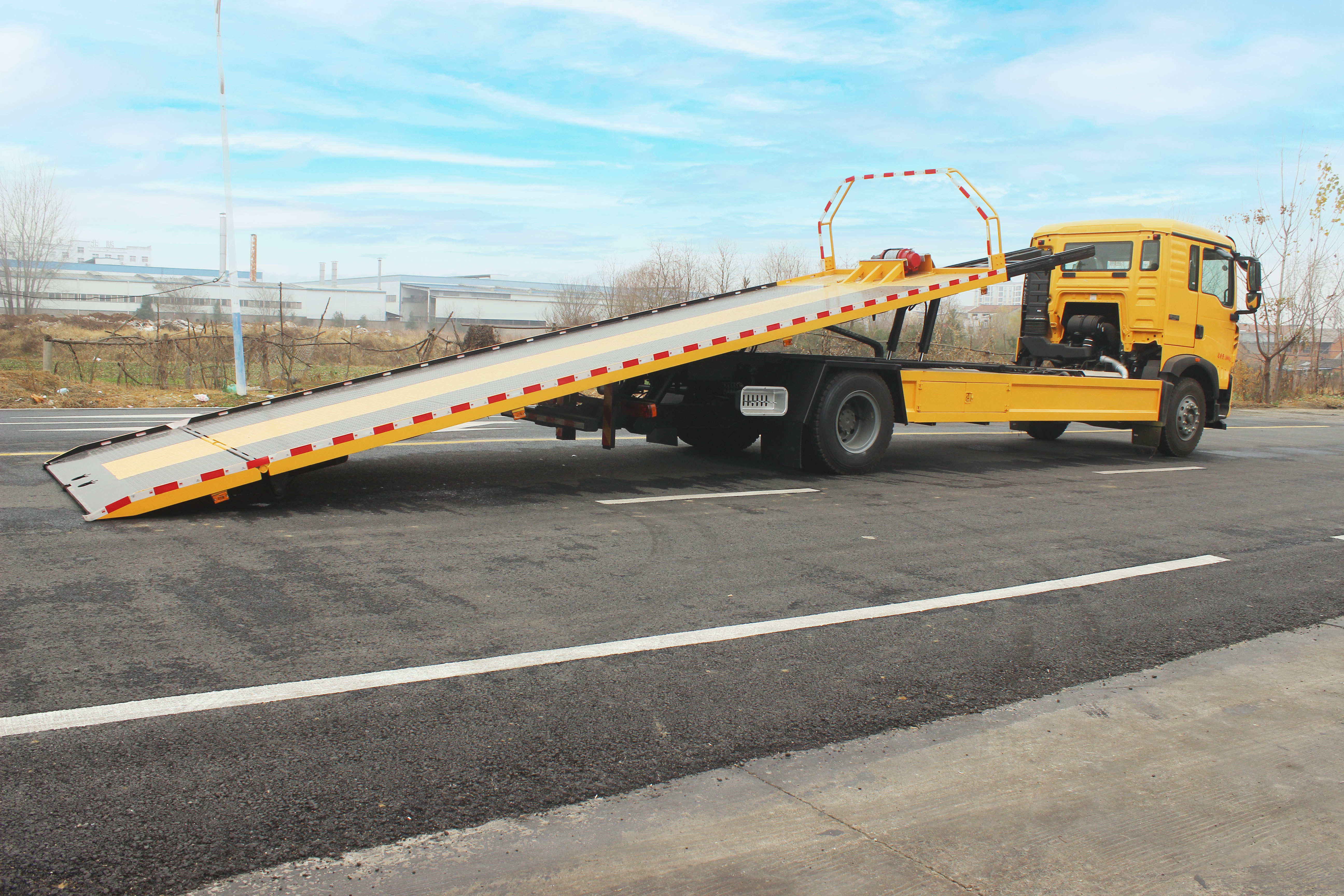 Heavy Flat bed tow truck Howo platform  7 m 8 ton 10 ton flatbed underlift tow truck Metro roadside rescue wrecker tow truck m