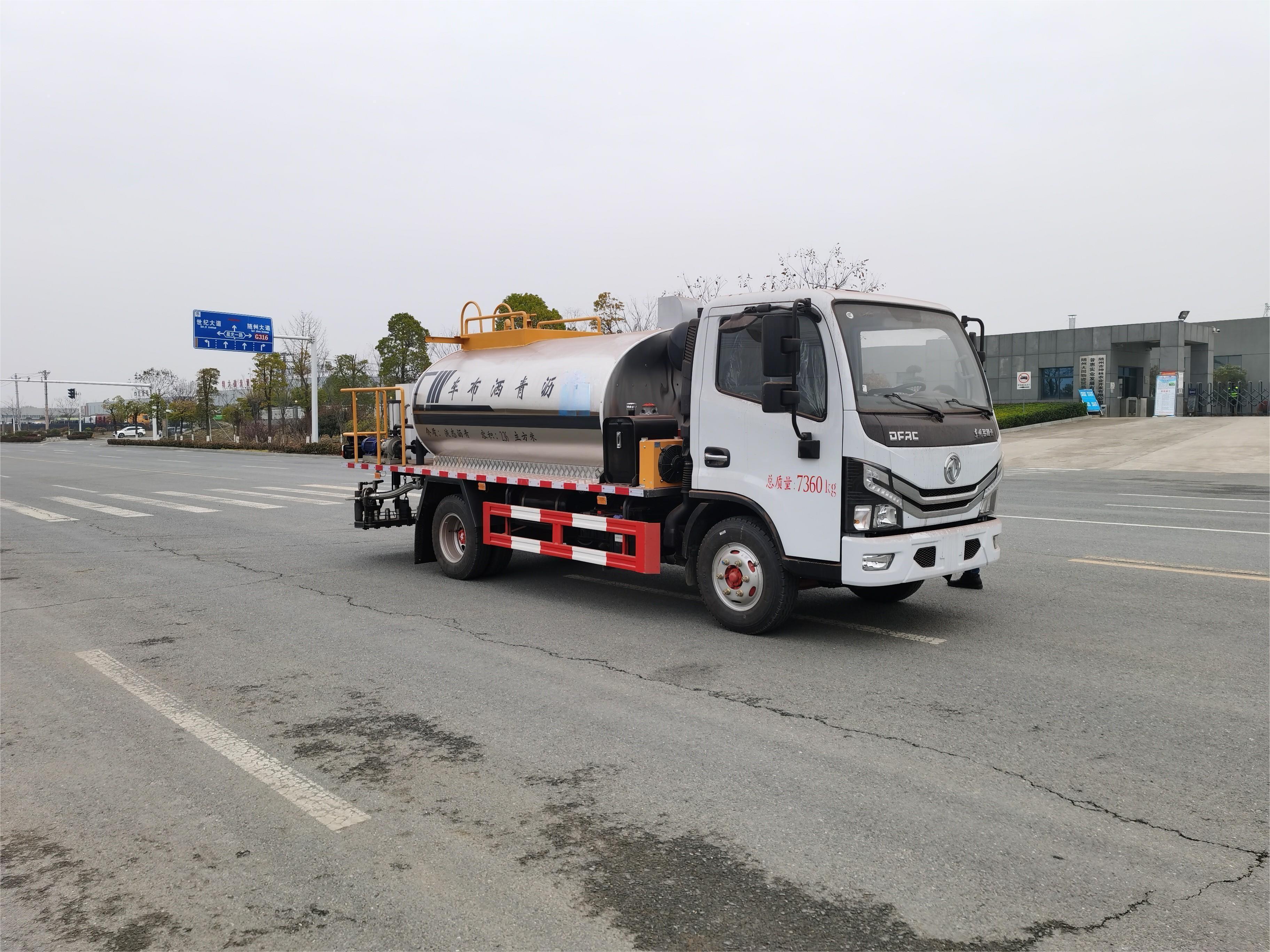 Dongfeng Duolika Synchronous Asphalt Gravel Chip Sealer Truck 2.6m3Road Asphalt Concrete Spreader construction machinery