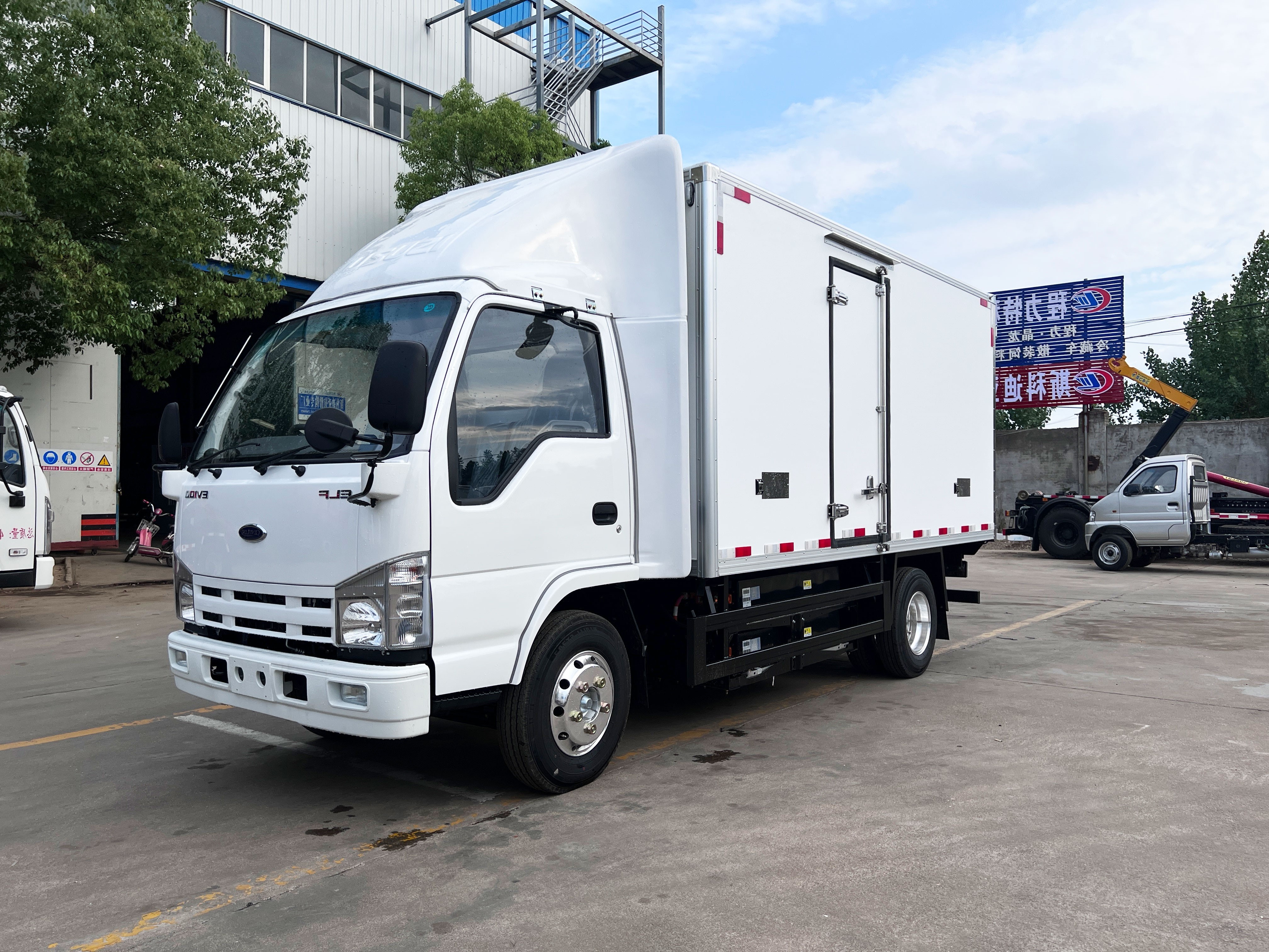 Isuzu 4X2  3 tons Electric chassis Refrigerated Van Freezer Truck  Refrigerator Truck