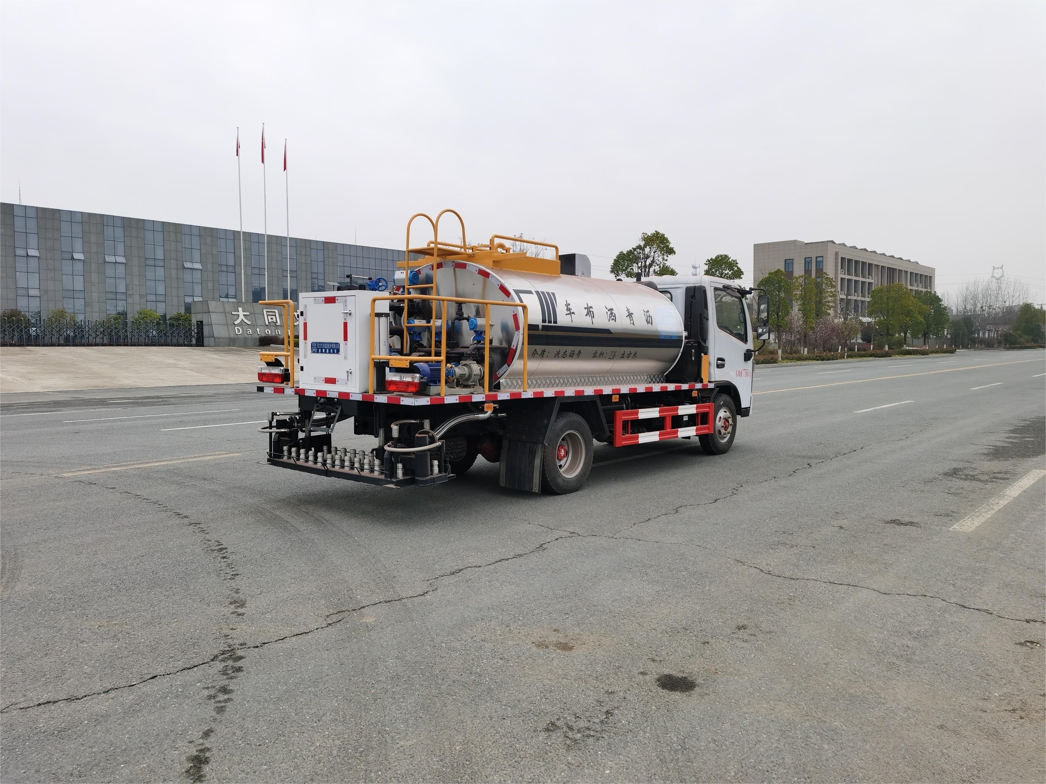 Dongfeng Duolika Synchronous Asphalt Gravel Chip Sealer Truck 2.6m3Road Asphalt Concrete Spreader construction machinery