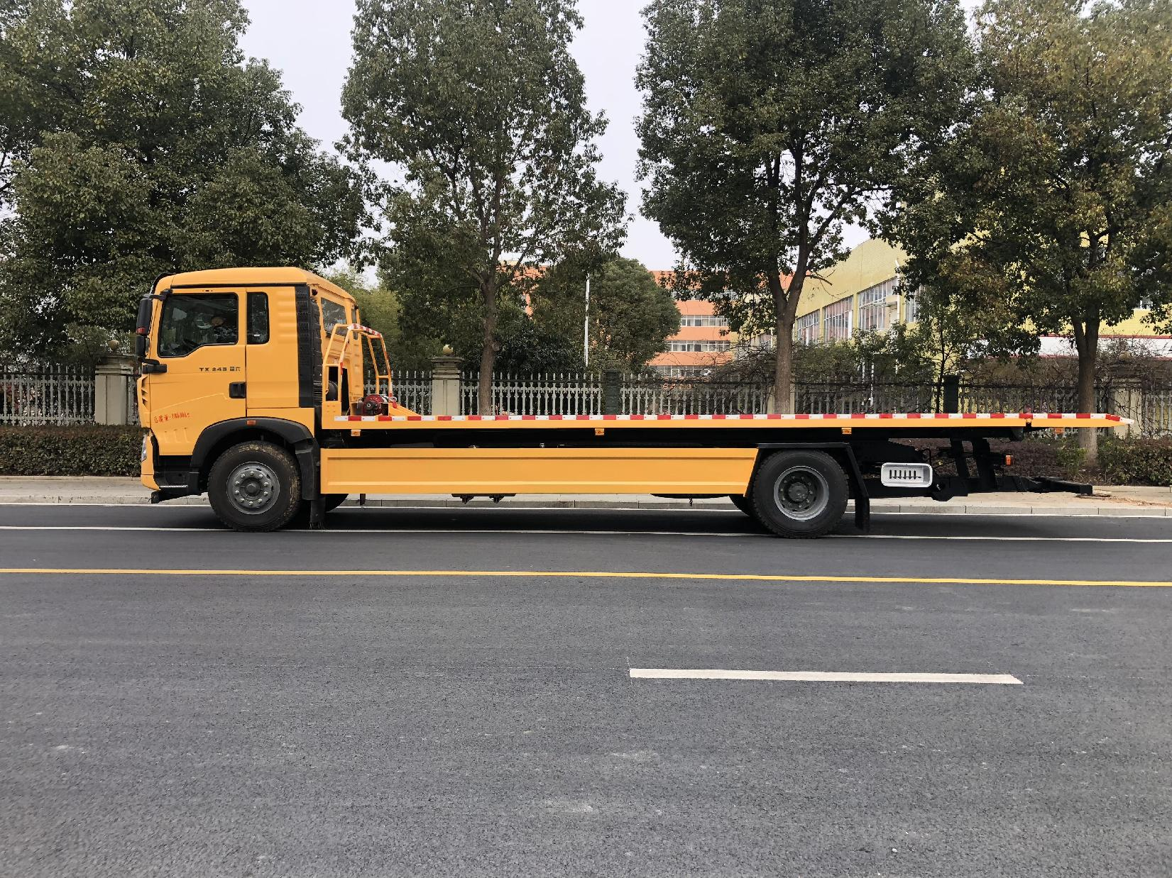 Heavy Flat bed tow truck Howo platform  7 m 8 ton 10 ton flatbed underlift tow truck Metro roadside rescue wrecker tow truck m