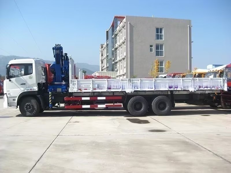 8X4 260HP Dongfeng Heavy Crane New 12t Mounted Crane Truck with Straight Boom truck with arm crane 10ton