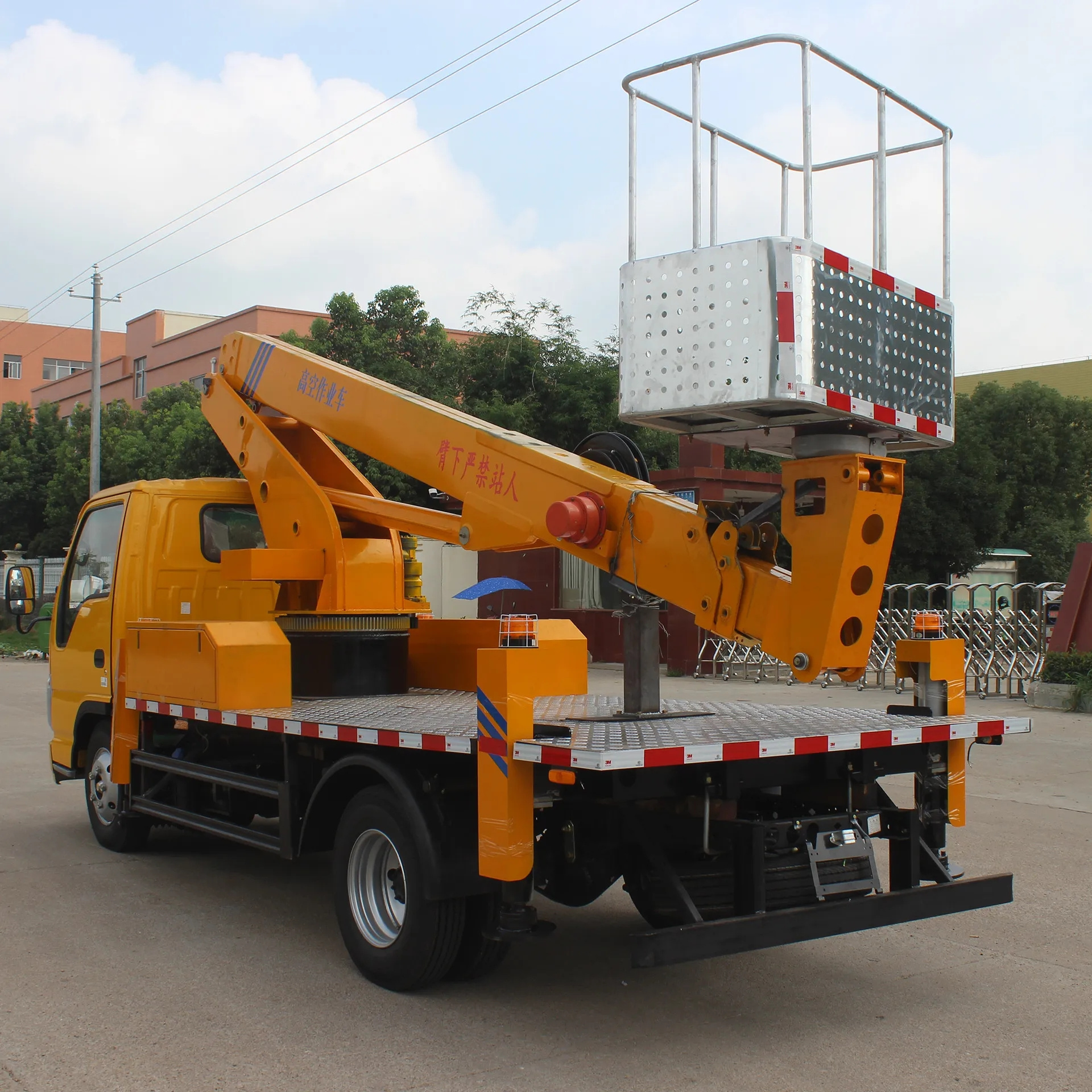 ISUZU 4x2 Bucket Truck Aerial Working Platform Truck Mounted High Altitude Operation Truck For Street Light Maintenance