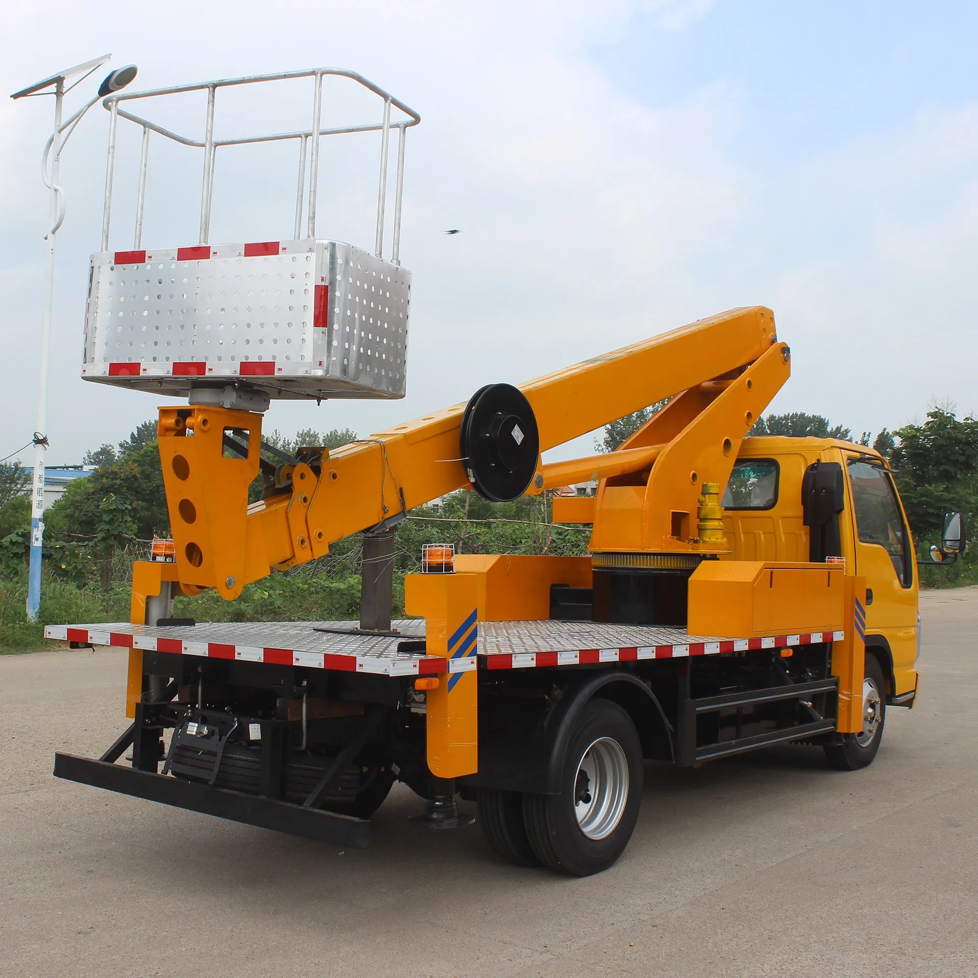 ISUZU 4x2 Bucket Truck Aerial Working Platform Truck Mounted High Altitude Operation Truck For Street Light Maintenance