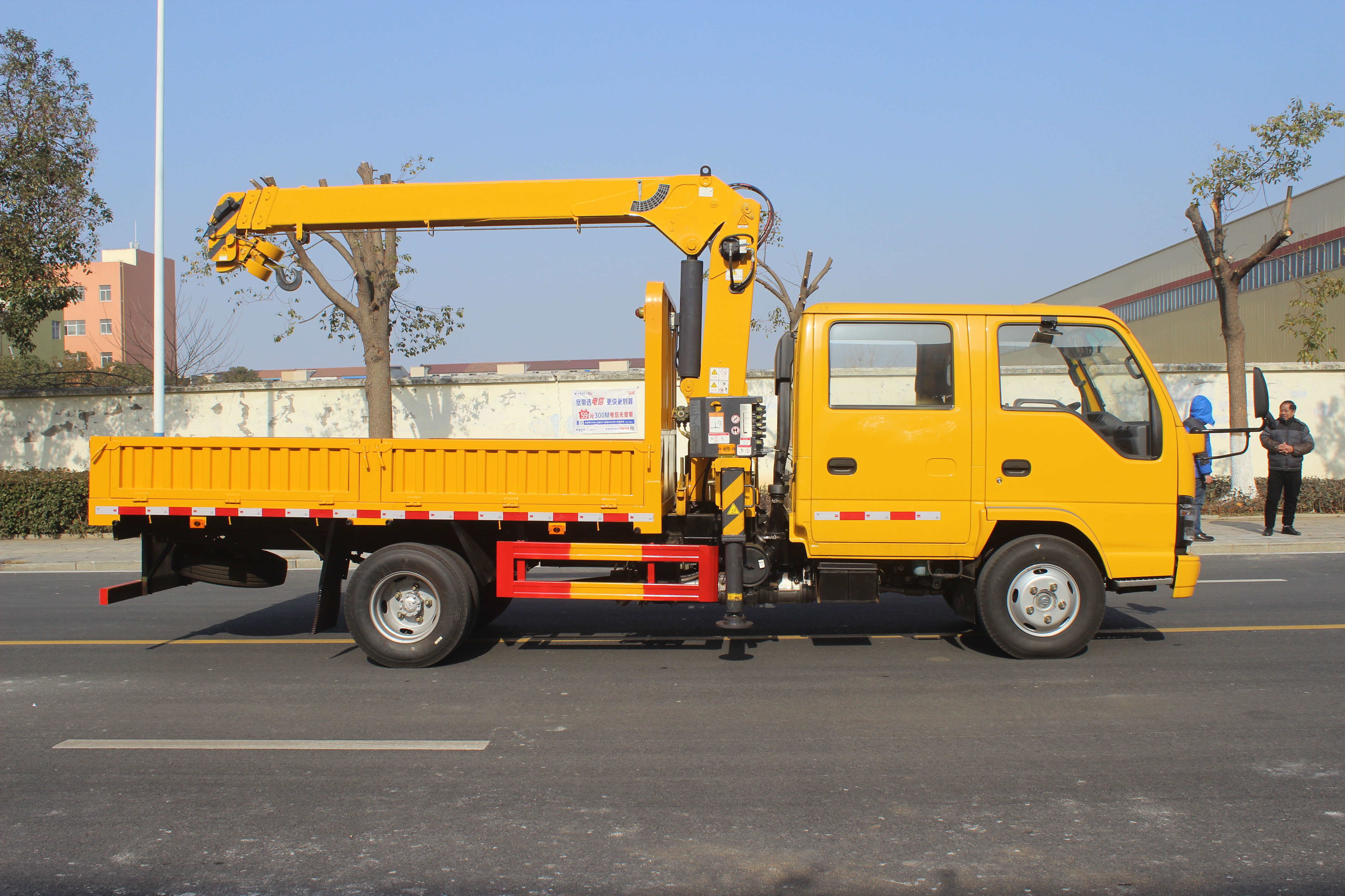 ISUZU 4*2  Truck-mounted Crane Popular telescopic 3.2 ton 6.8m mini  mounted crane trailer truck 120hp diesel for sale