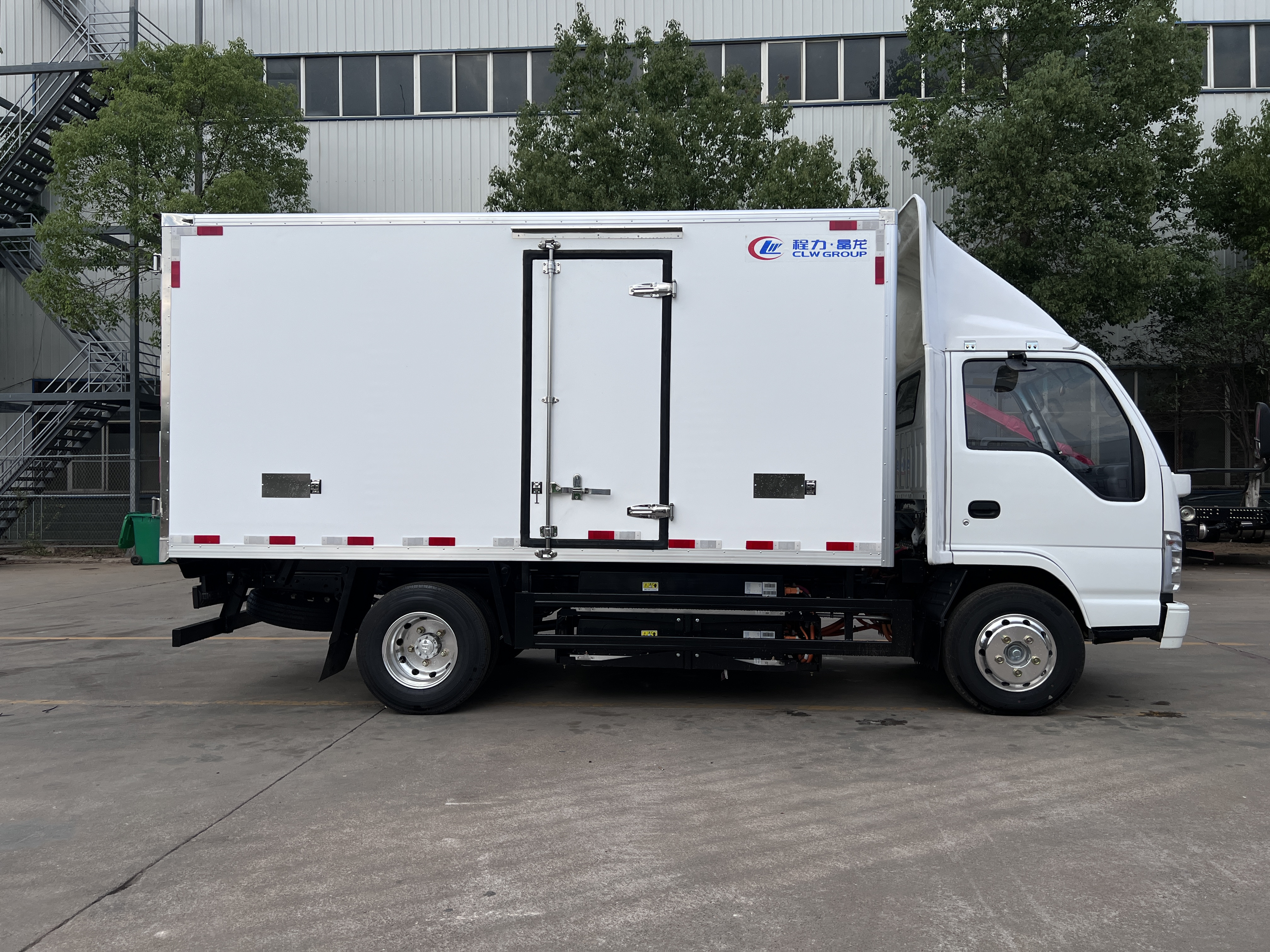 Isuzu 4X2  3 tons Electric chassis Refrigerated Van Freezer Truck  Refrigerator Truck