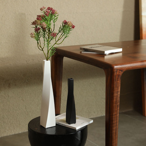 Wholesale Minimalist Decorative Ceramic Vase Modern Unique White & Black Ceramic Flower Vase For Home Decor