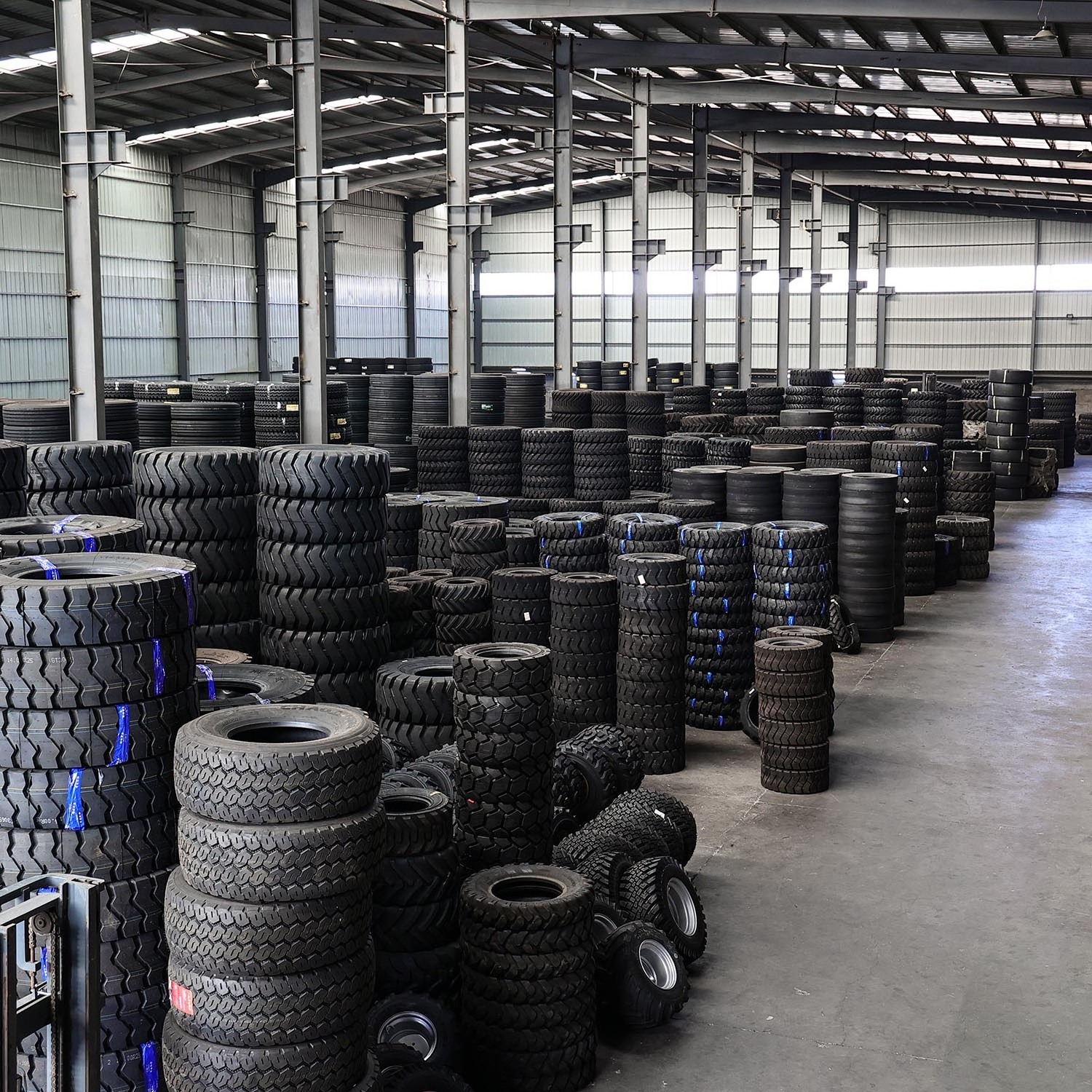 mixloading all kinds of Diagonal tire and Radial tyres and solid tyre different sizes with RIM WHEEL