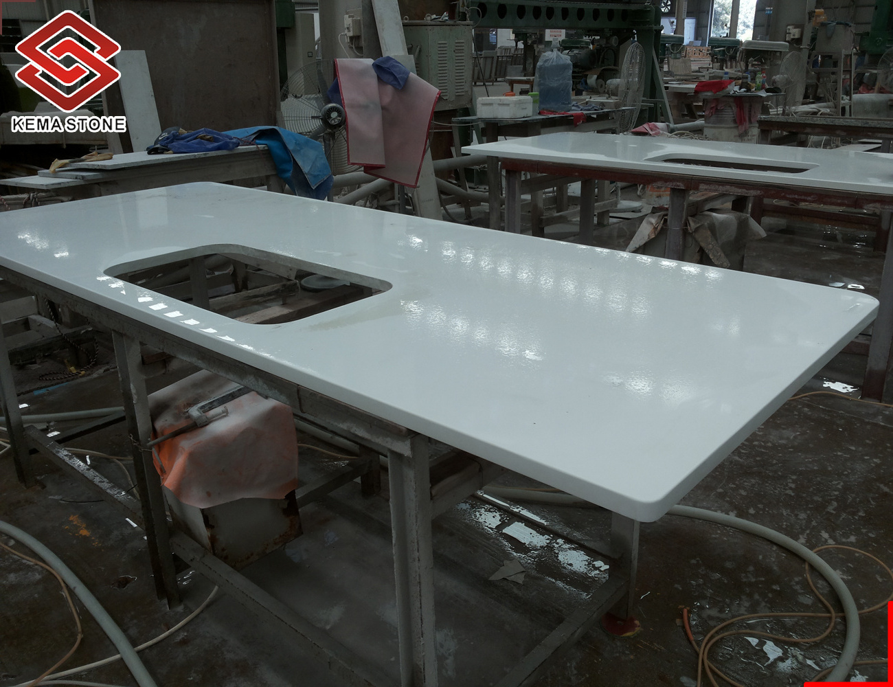 China Cheap Custom-made Prefab White Quartz Countertop with Straight Flat Eased Edge